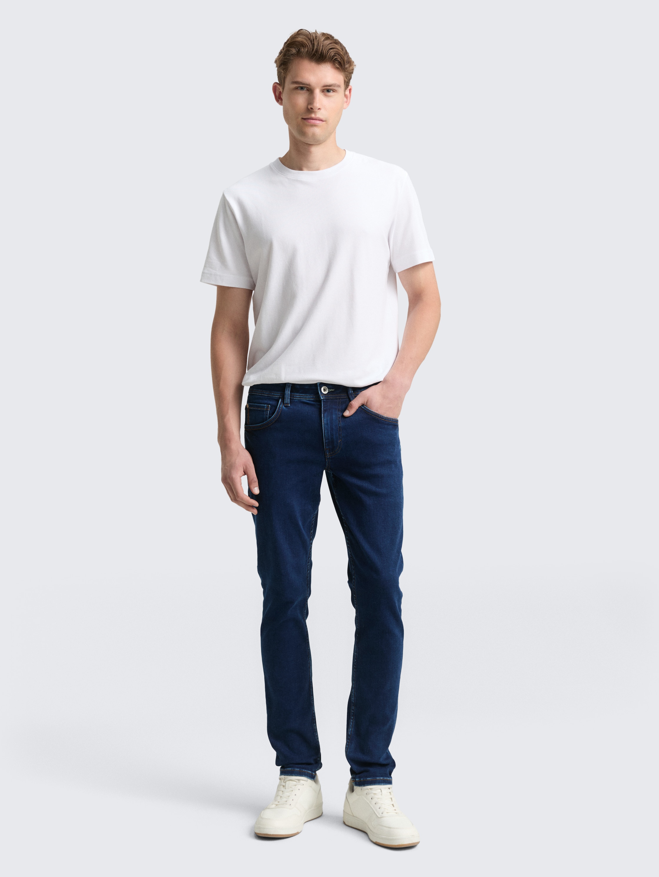 TTTROY SLIM Jeans mit Stretch - Clean Mid Stone Blue Denim - Model-Vorderansicht