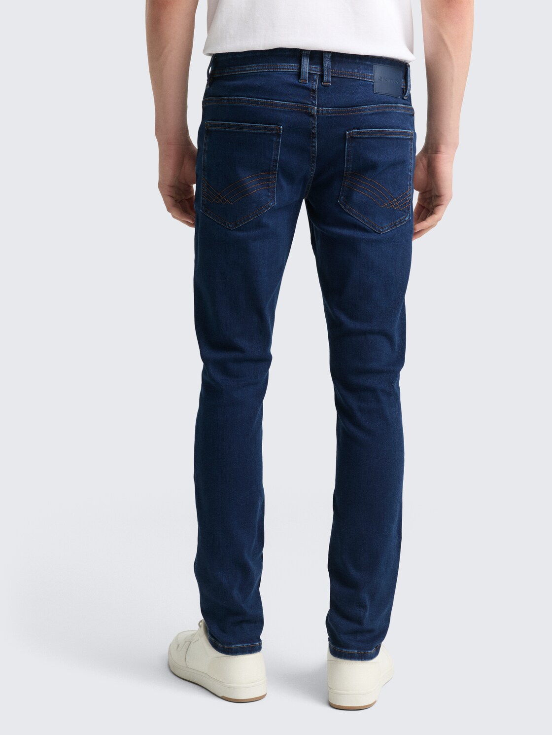 TTTROY SLIM Jeans mit Stretch - Clean Mid Stone Blue Denim - Auschnitt Model-Rückansicht