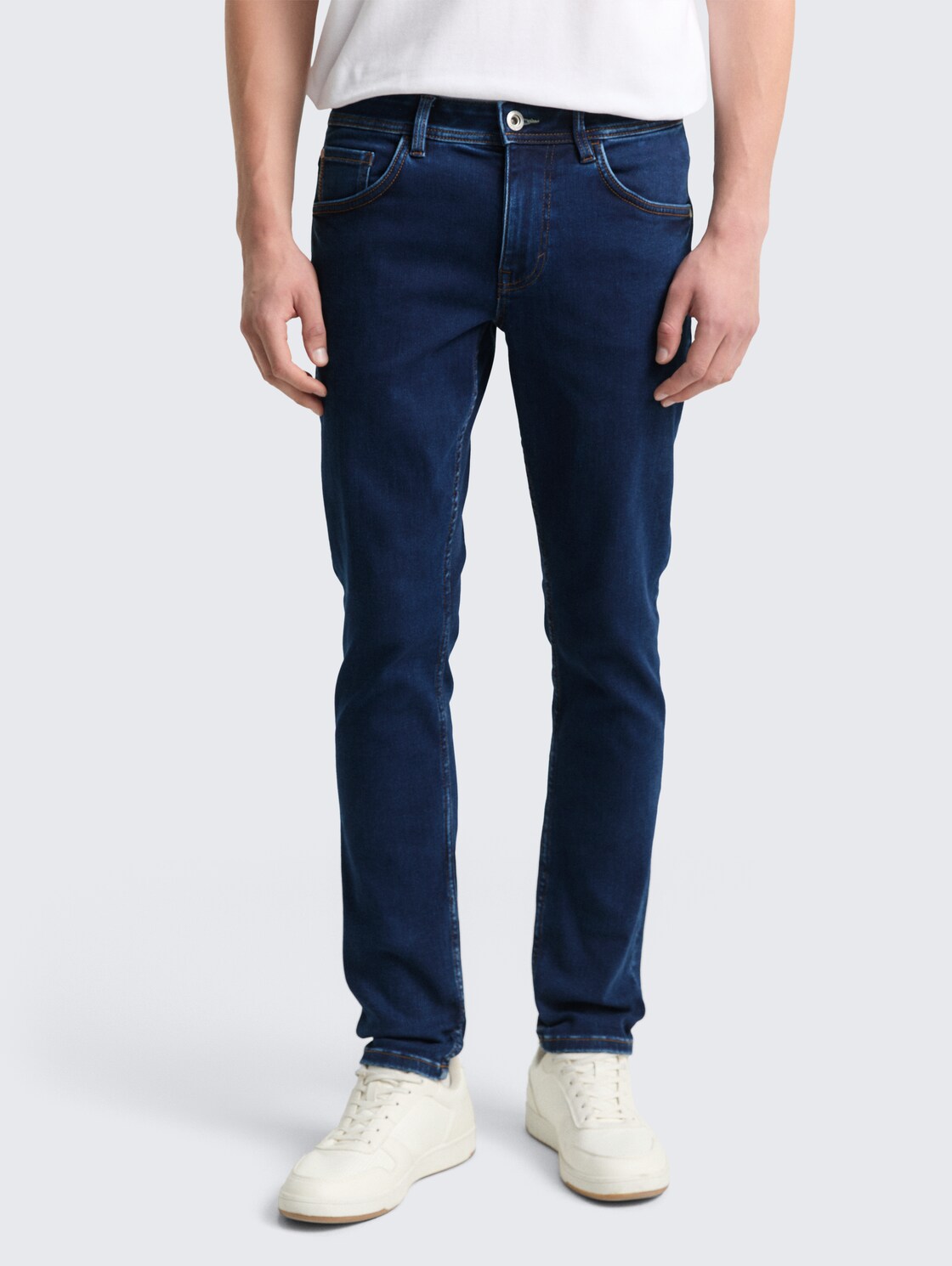TTTROY SLIM Jeans mit Stretch - Clean Mid Stone Blue Denim - Ausschnitt Model-Vorderansicht
