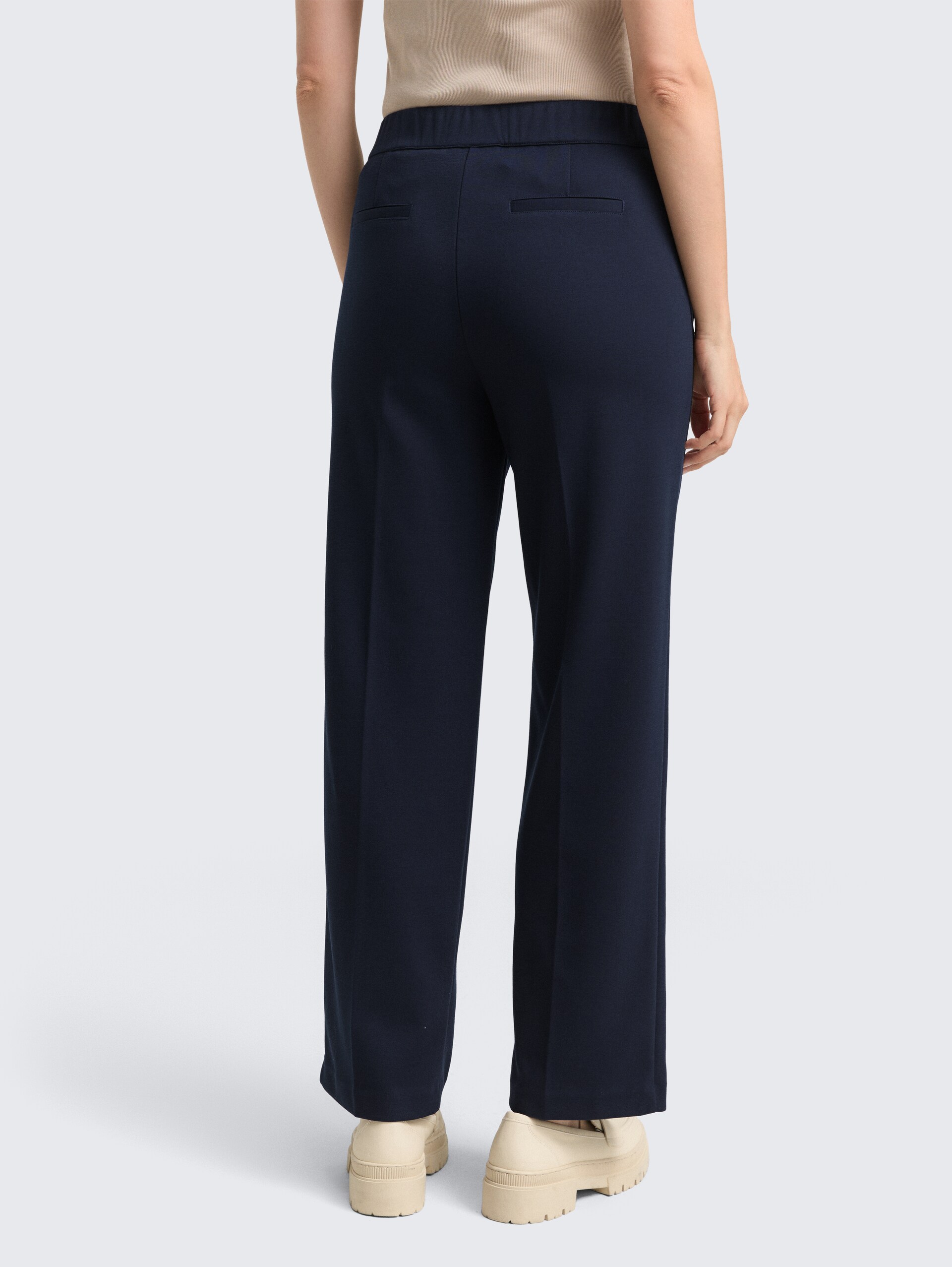 TTMIA STRAIGHT Hose - sky captain blue - Auschnitt Model-Rückansicht