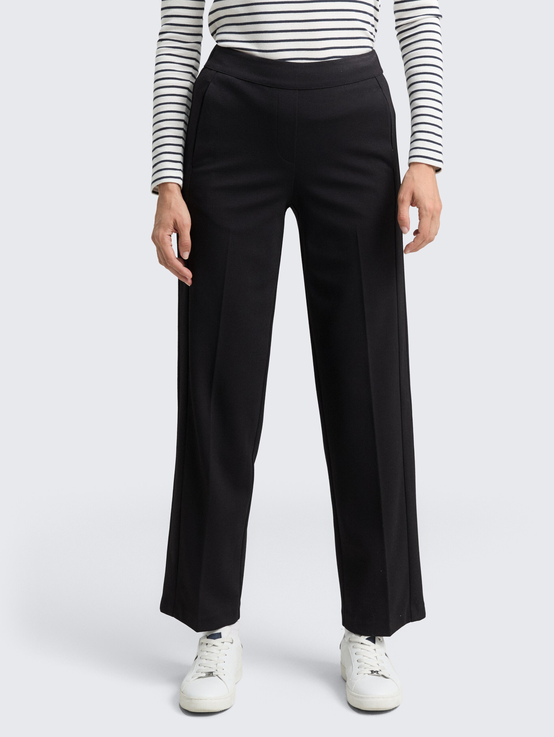 TTMIA STRAIGHT broek - deep black - Nek model vooraanzicht
