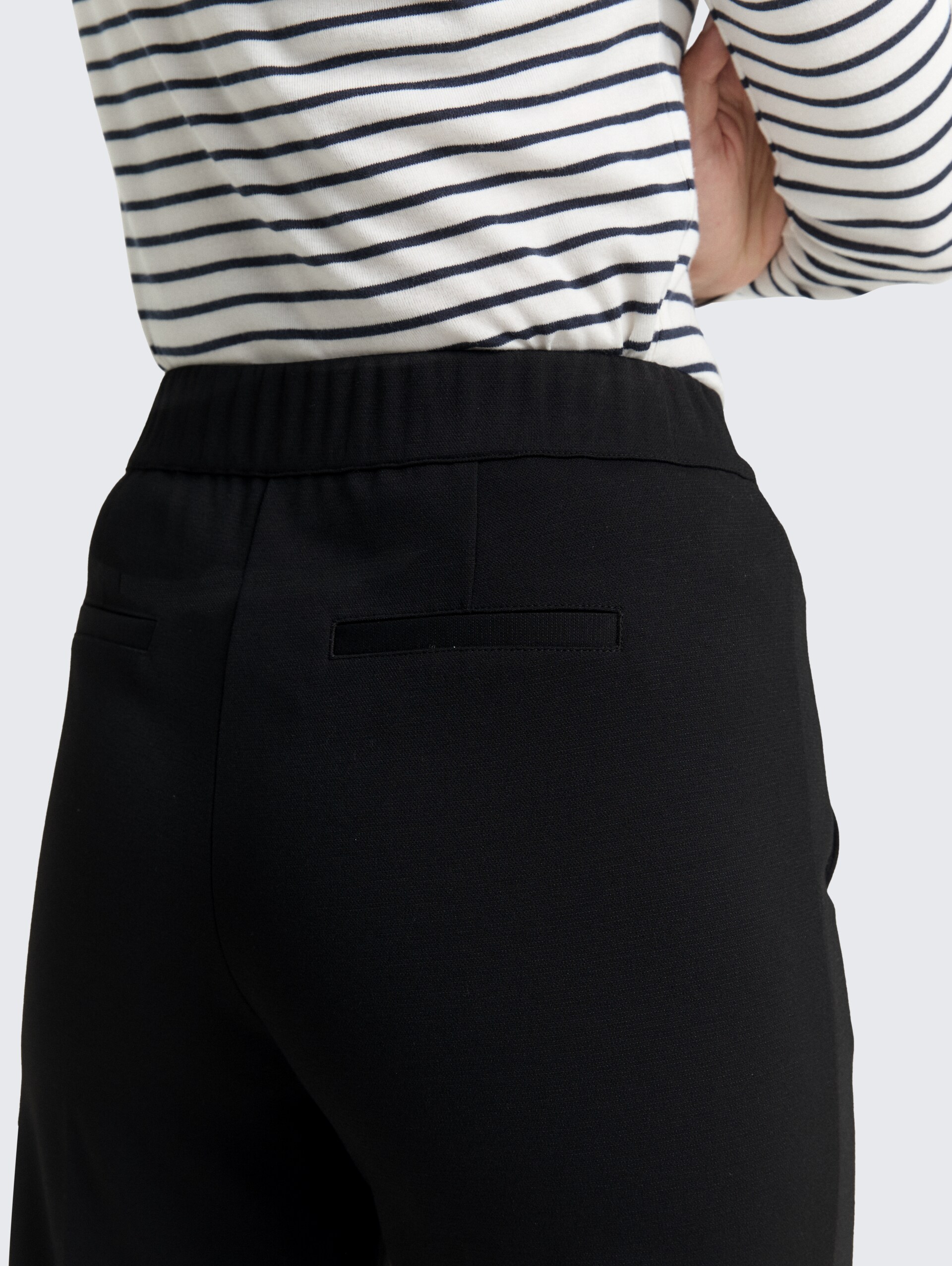 TTMIA STRAIGHT broek - deep black - Detailaanzicht model
