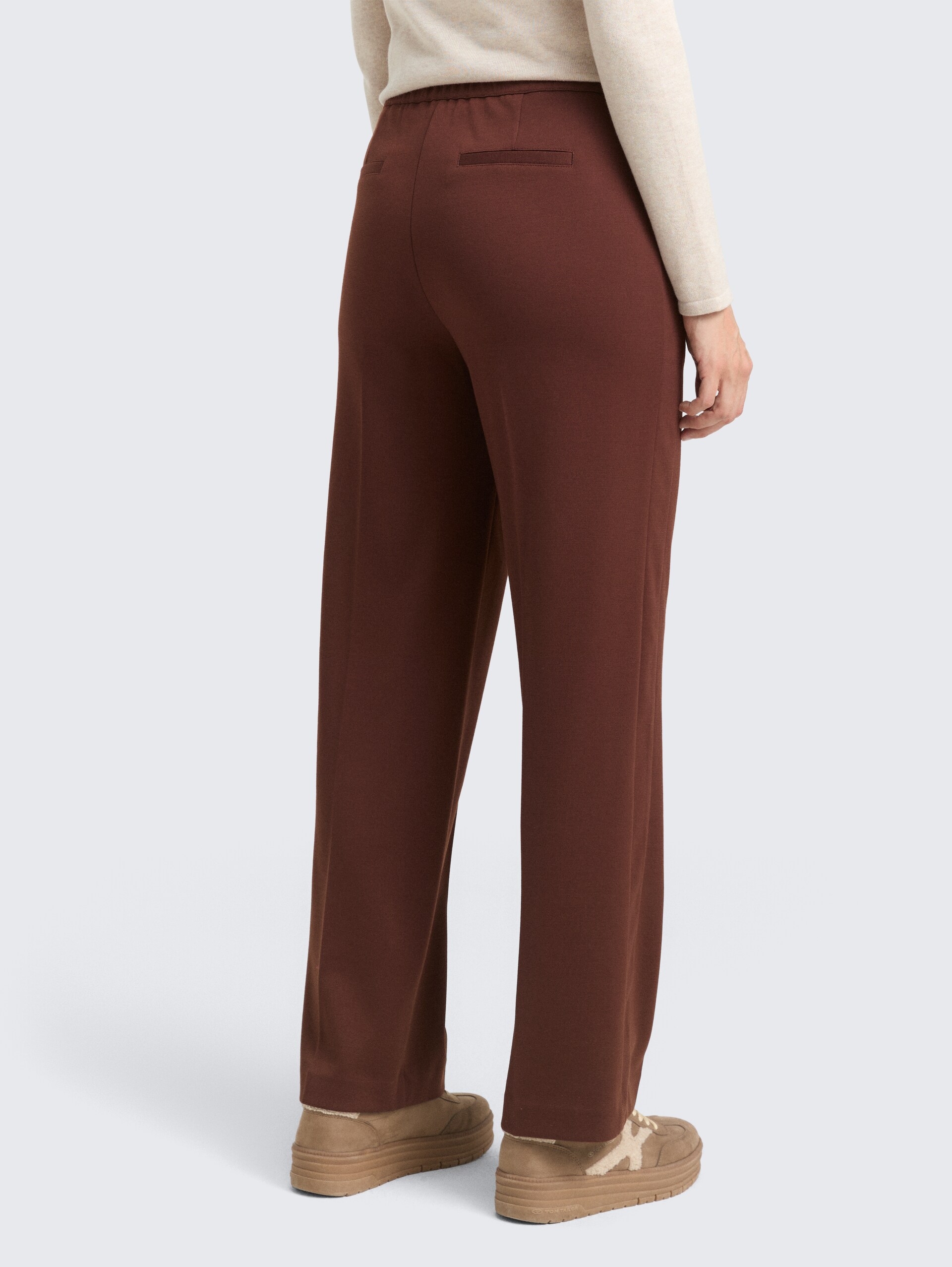 TTMIA STRAIGHT Hose - dark pecan brown - Auschnitt Model-Rückansicht