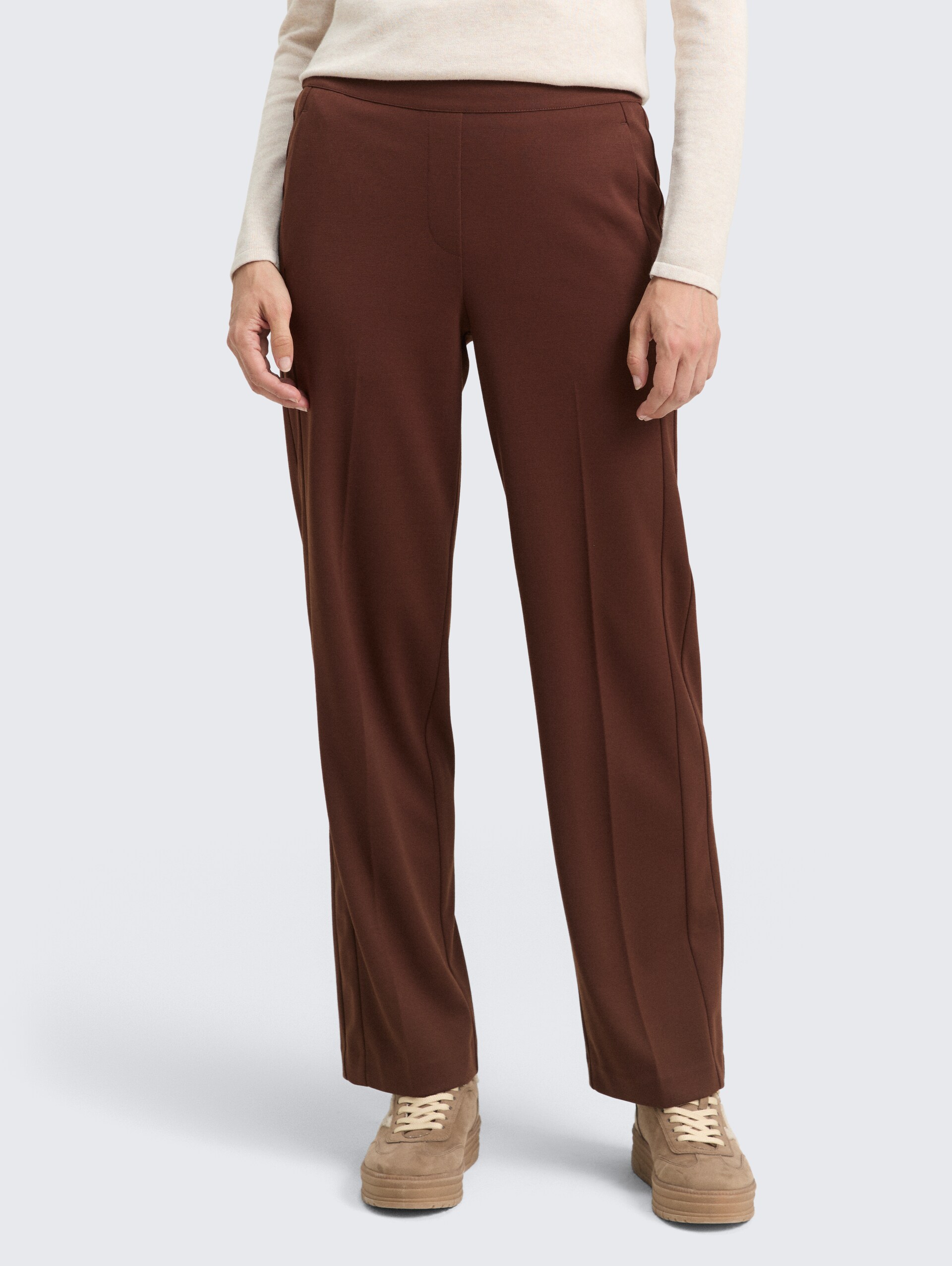 TTMIA STRAIGHT Hose - dark pecan brown - Ausschnitt Model-Vorderansicht