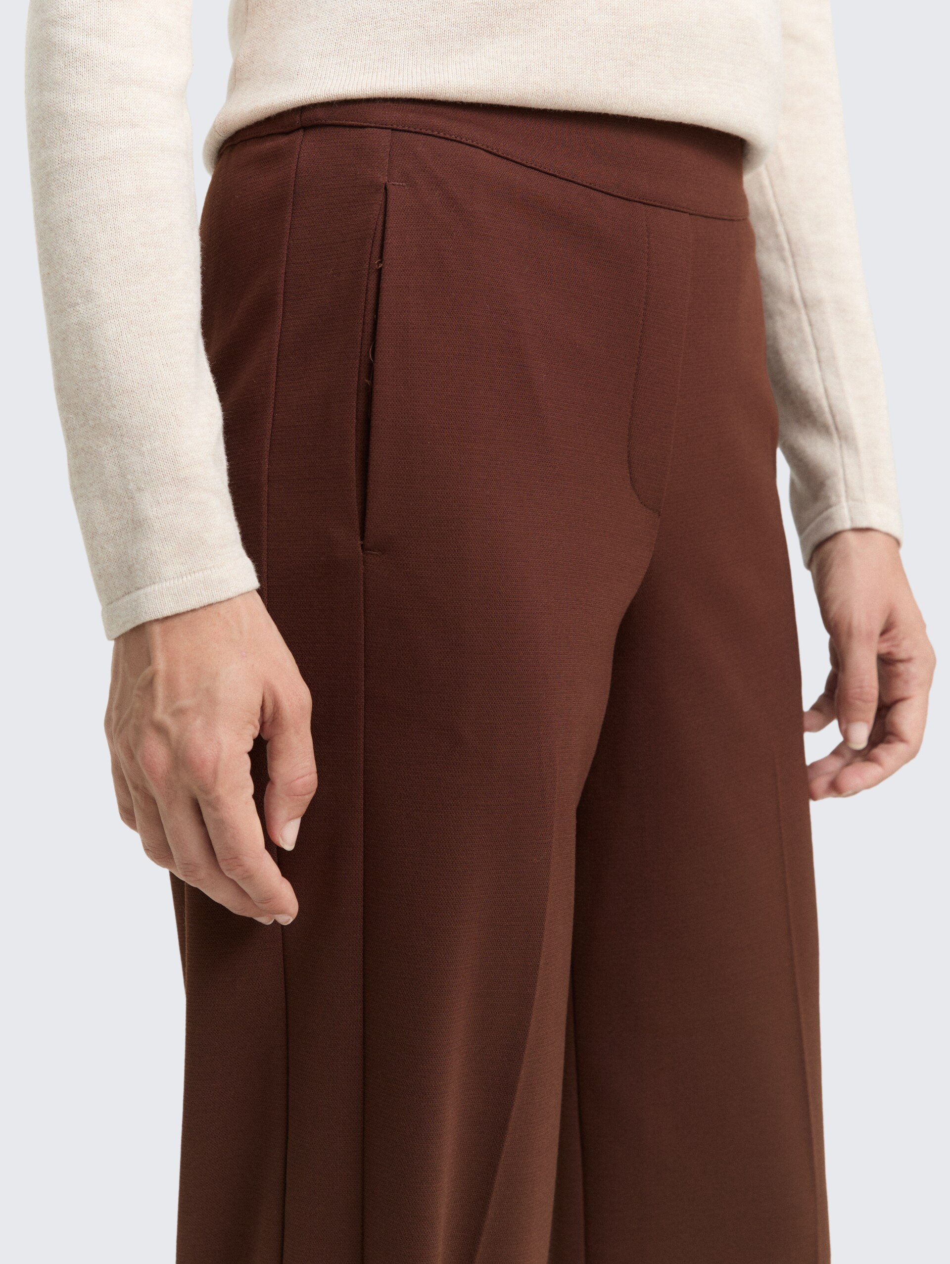 TTMIA STRAIGHT Hose - dark pecan brown - Detail-Model-Ansicht