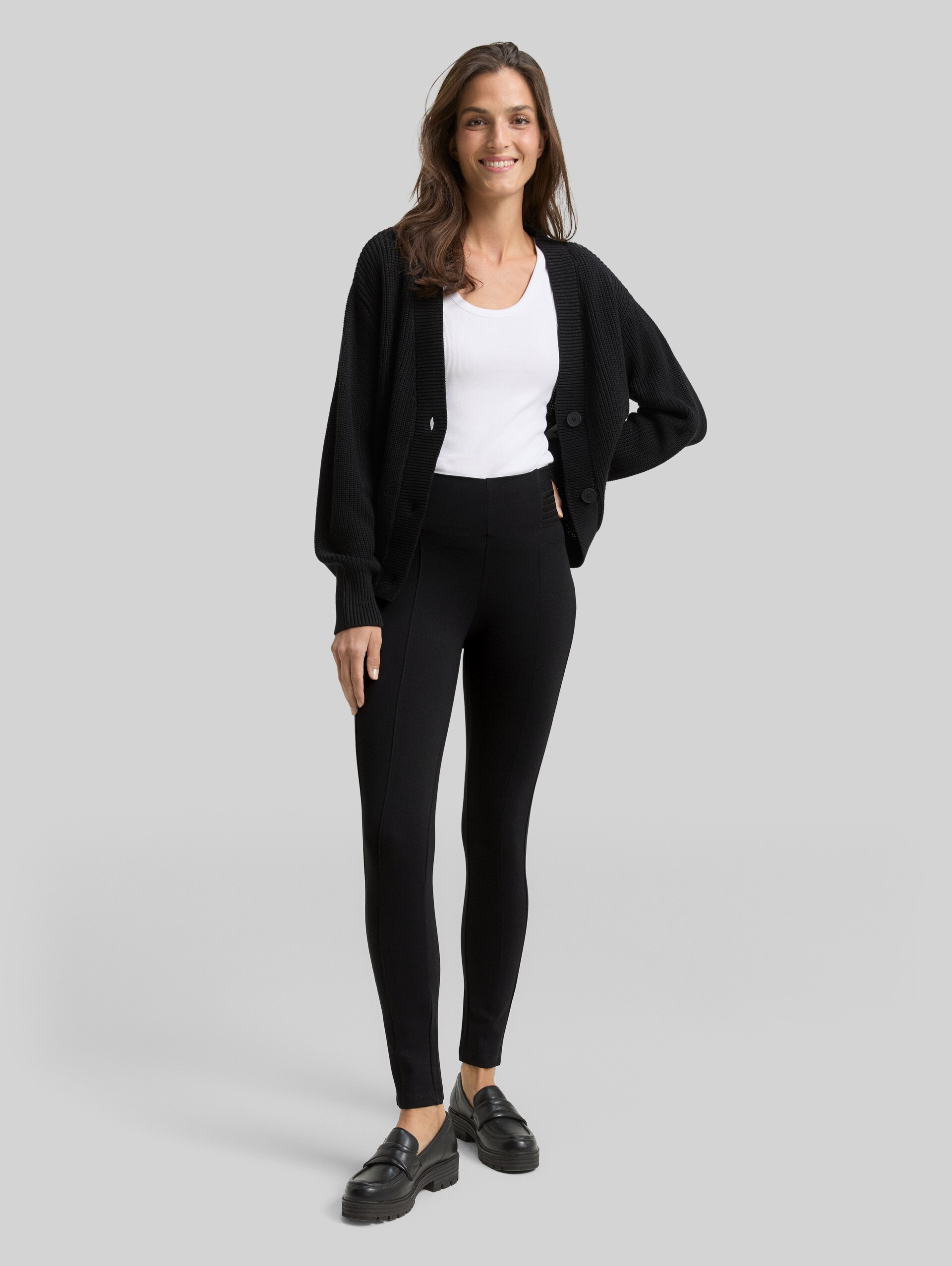 Treggings Hose mit elastischem Bund - deep black - Model-Vorderansicht