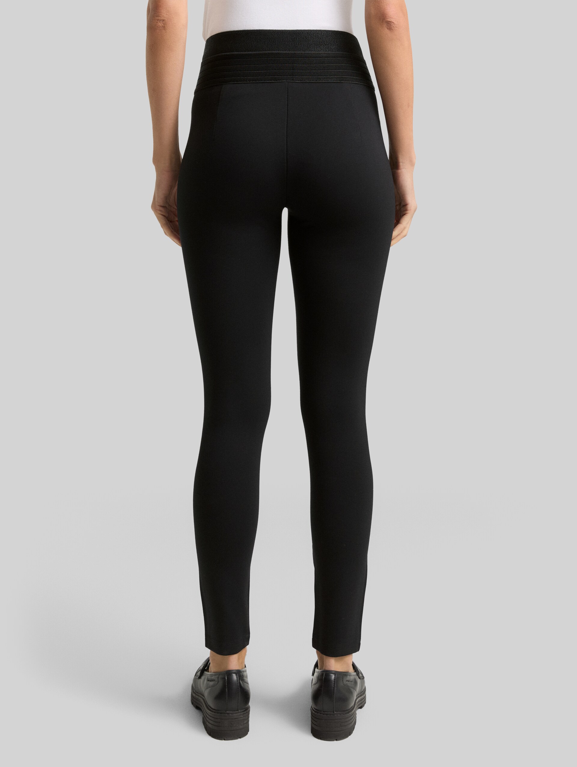 Treggings Hose mit elastischem Bund - deep black - Auschnitt Model-Rückansicht