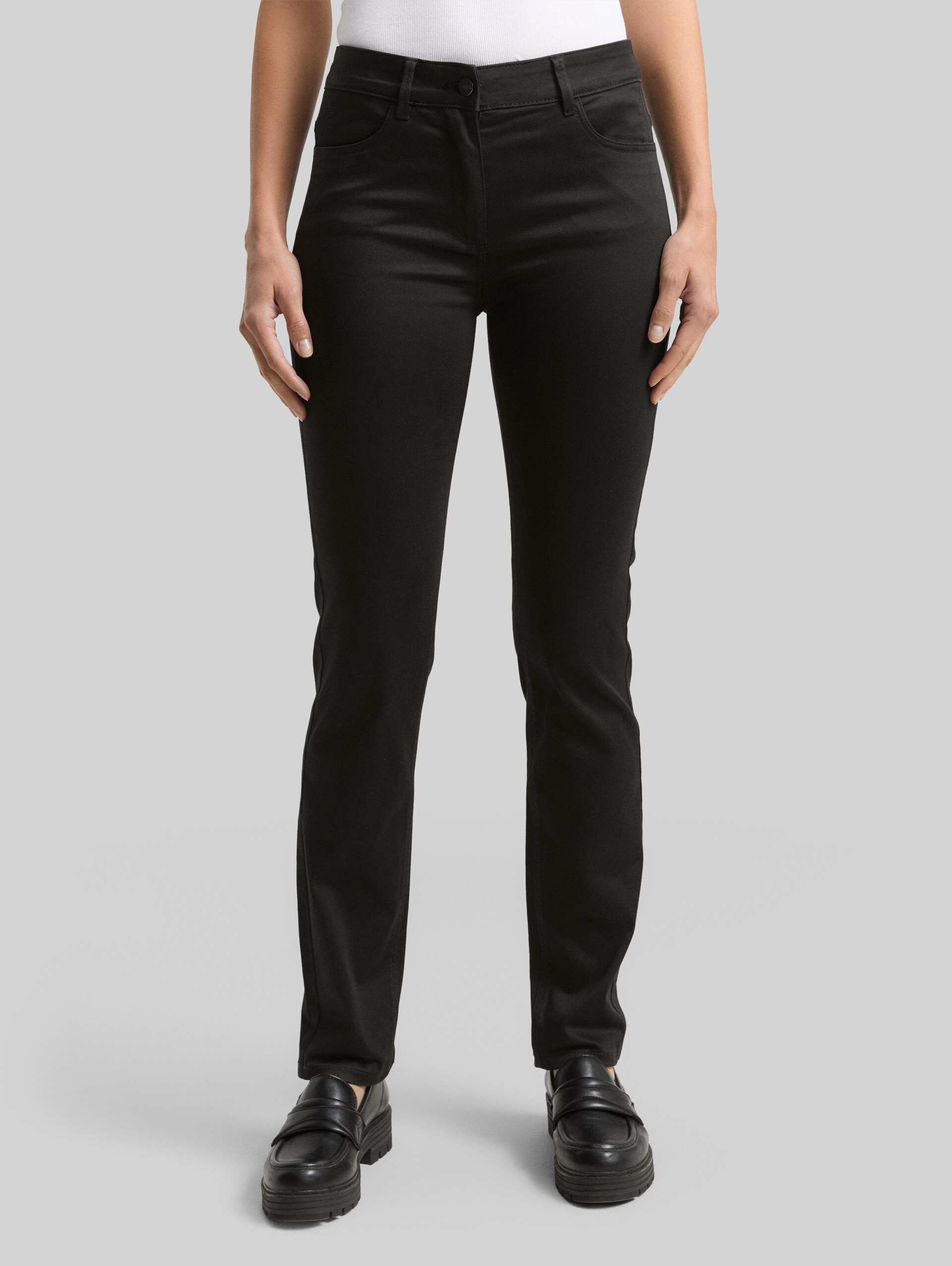 TTEDDA SLIM trousers - deep black - Neckline model front view