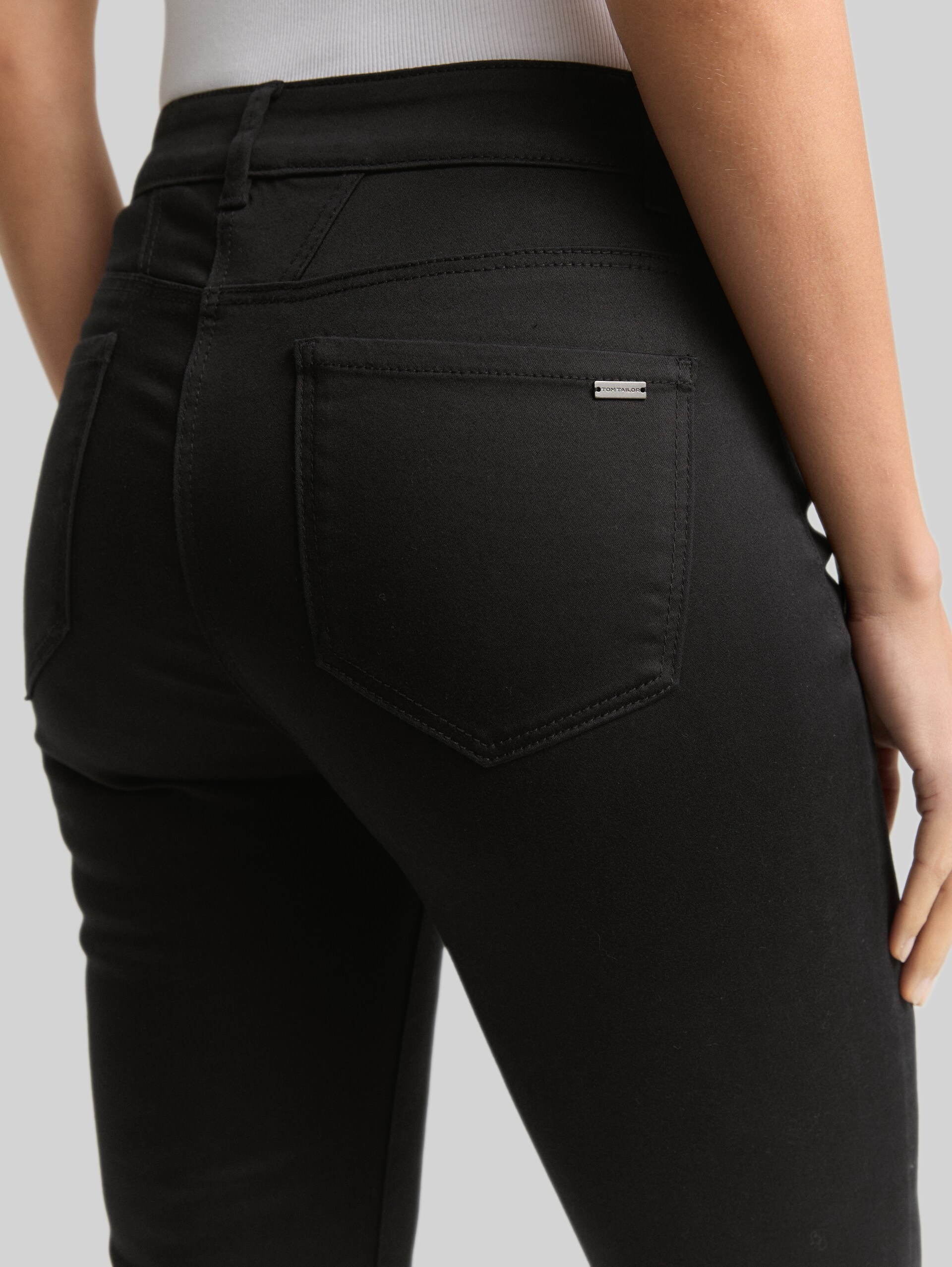 TTEDDA SLIM trousers - deep black - Detail model view