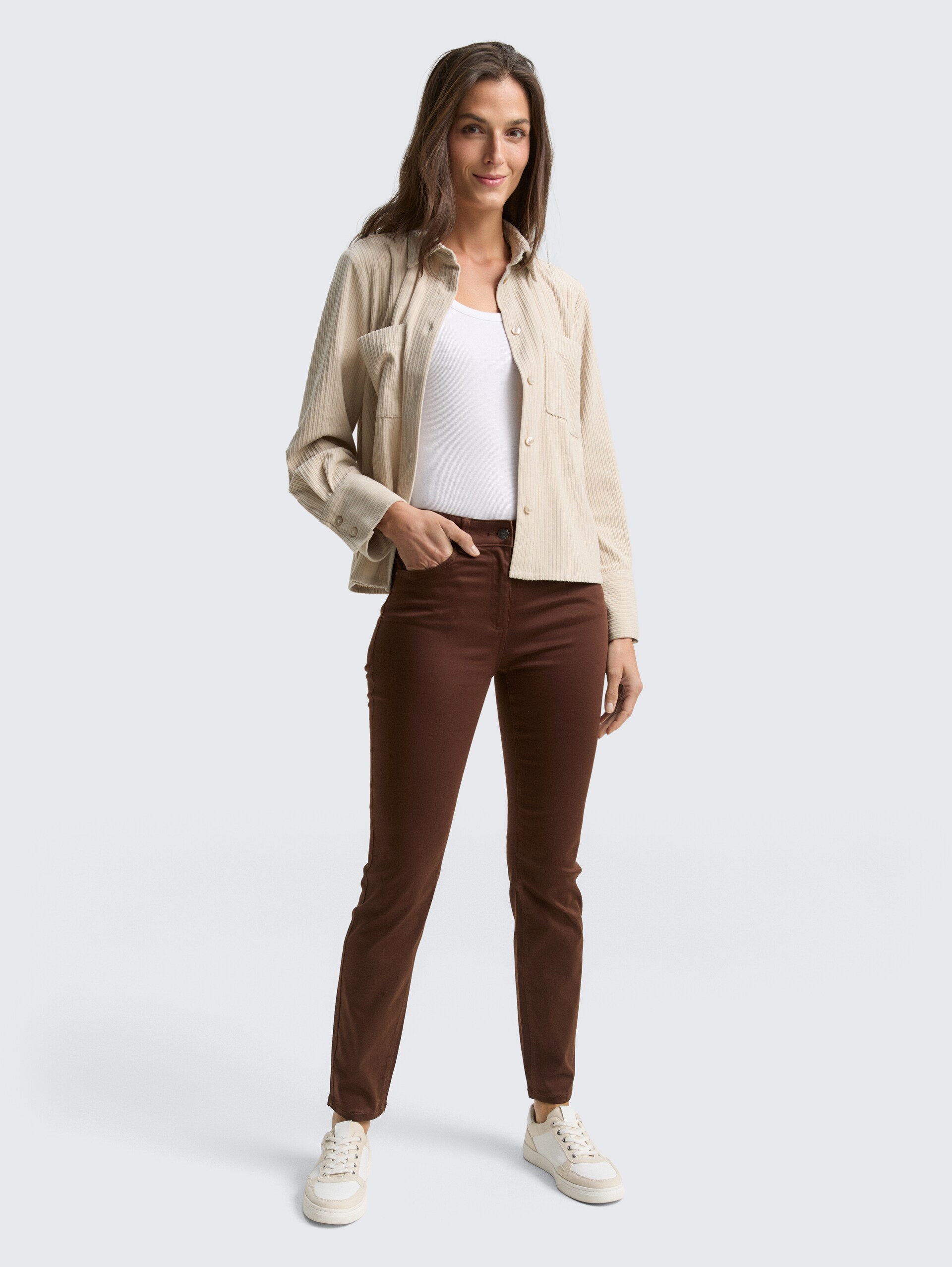 TTEDDA SLIM Hose - dark pecan brown - Model-Vorderansicht