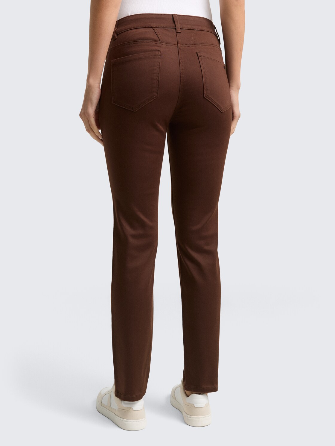 TTEDDA SLIM Hose - dark pecan brown - Auschnitt Model-Rückansicht