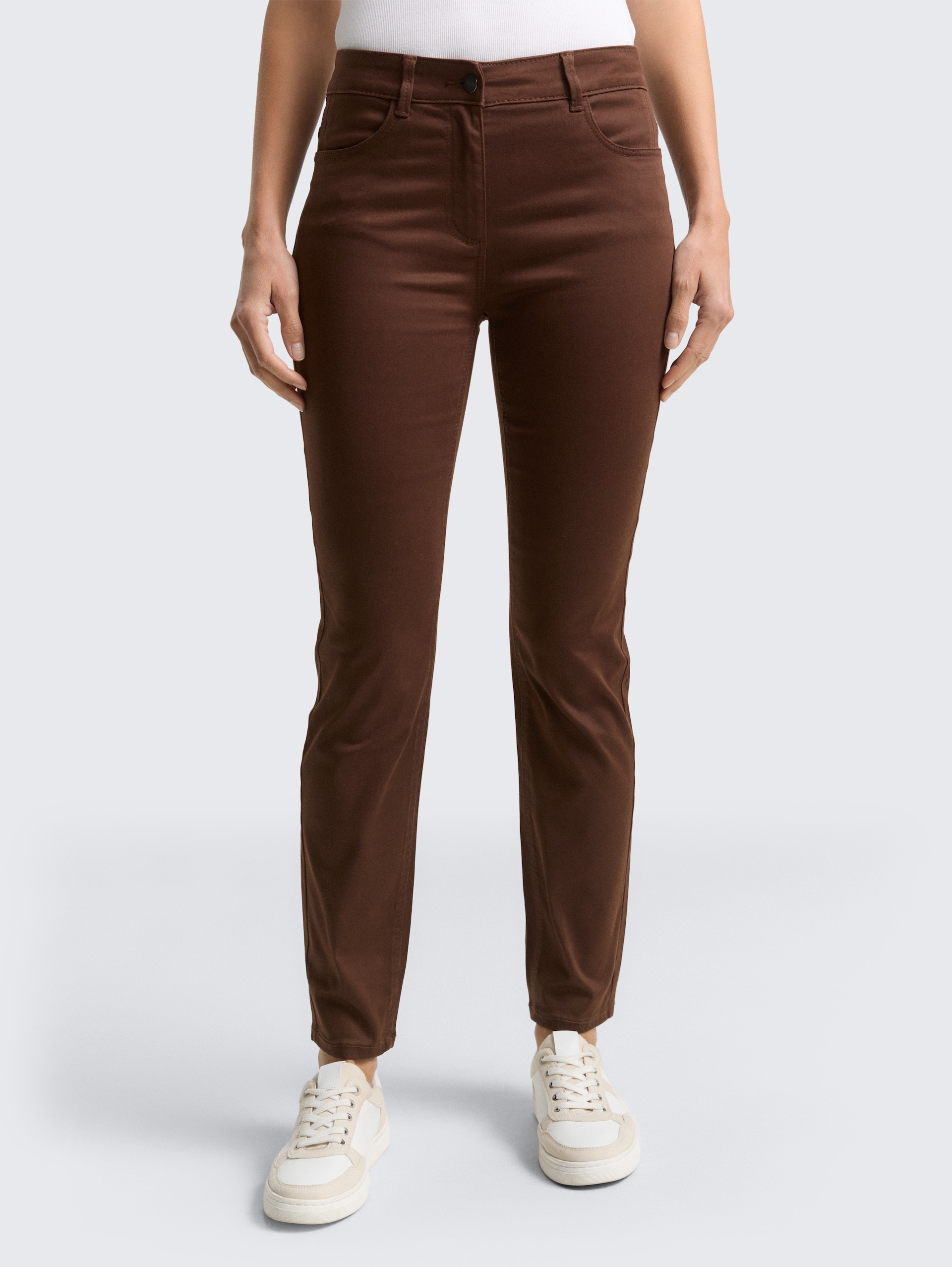 TTEDDA SLIM Hose - dark pecan brown - Ausschnitt Model-Vorderansicht