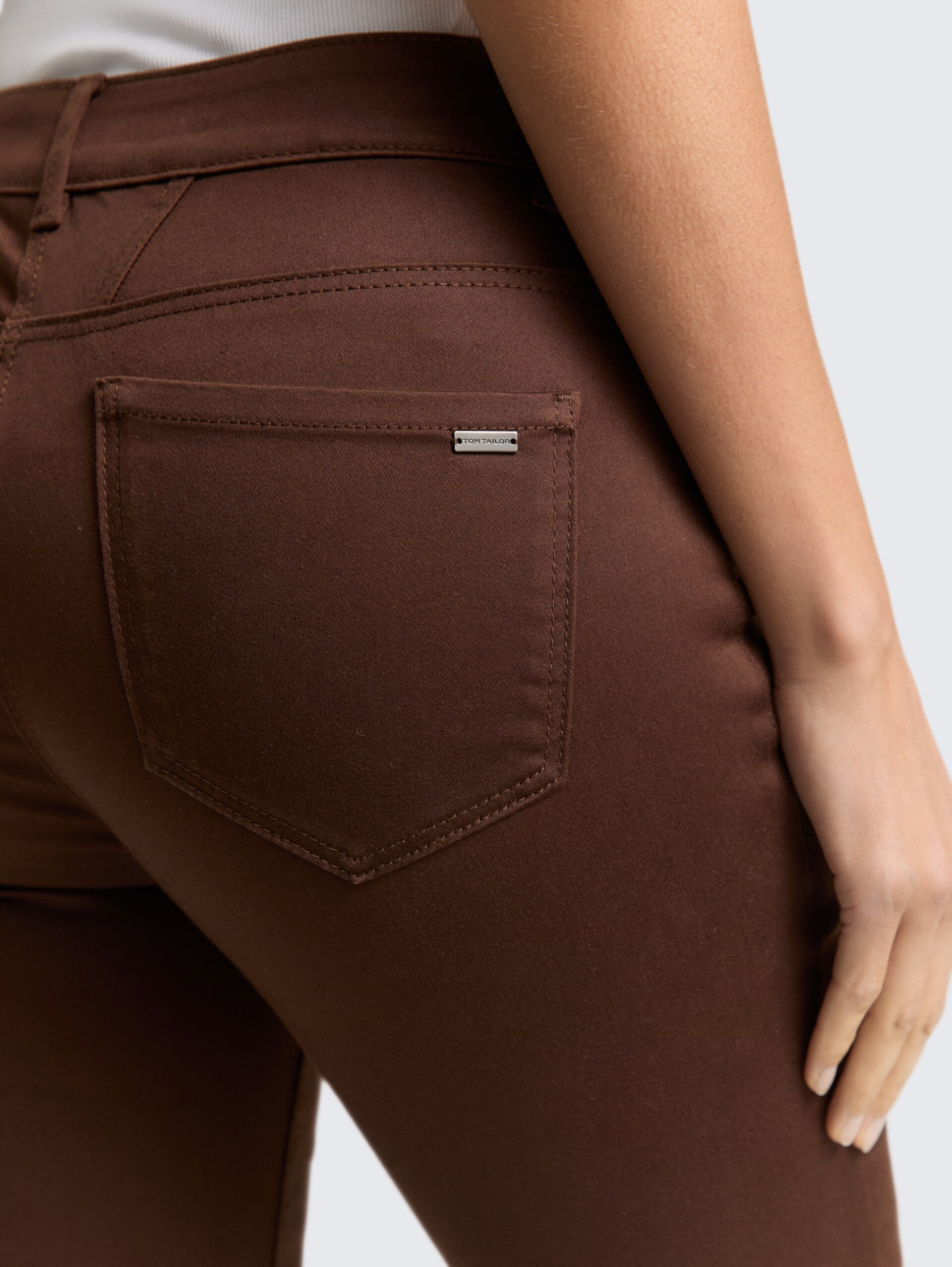 TTEDDA SLIM Hose - dark pecan brown - Detail-Model-Ansicht