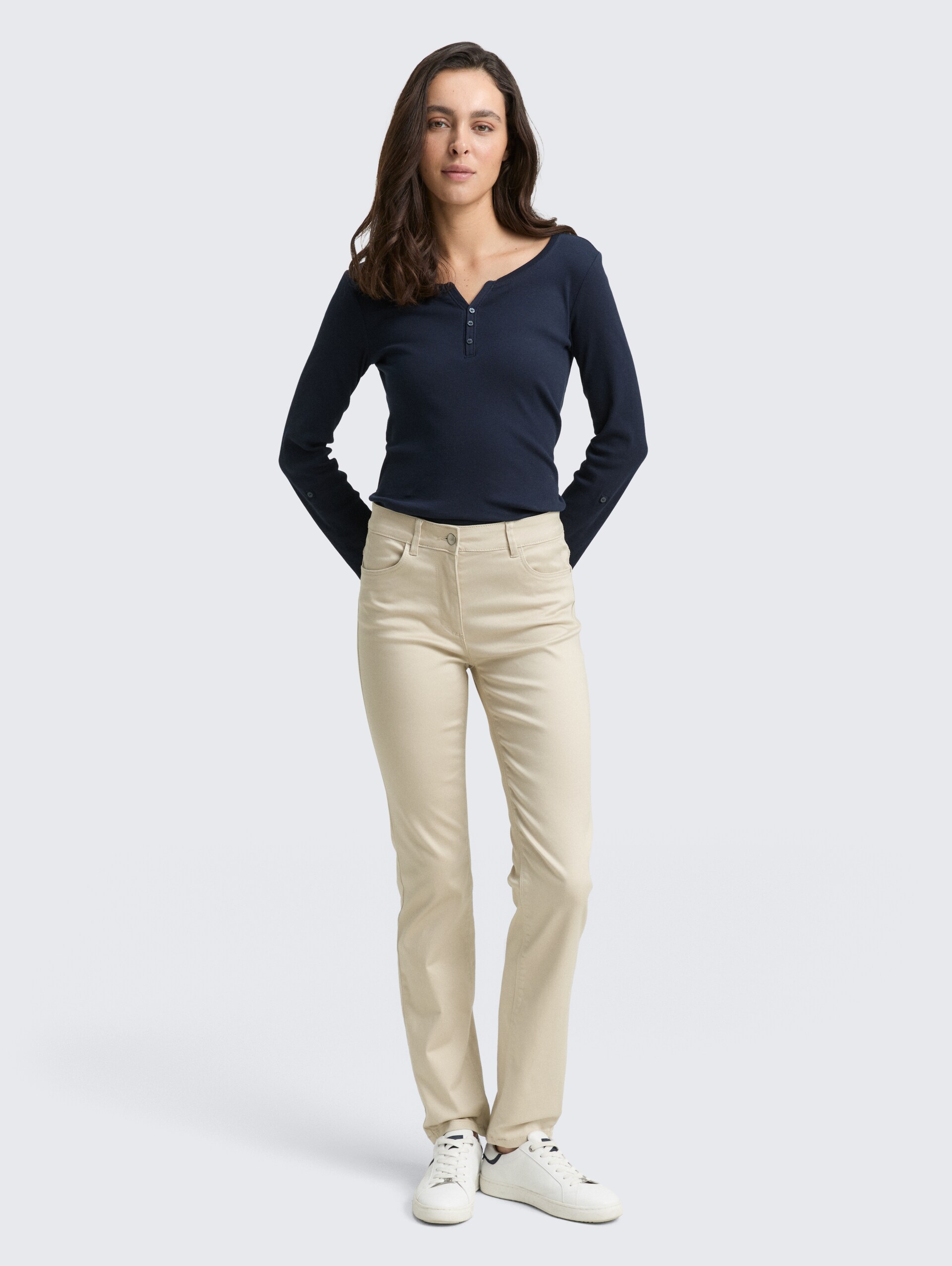 TTEDDA SLIM Hose - sand stone beige - Model-Vorderansicht