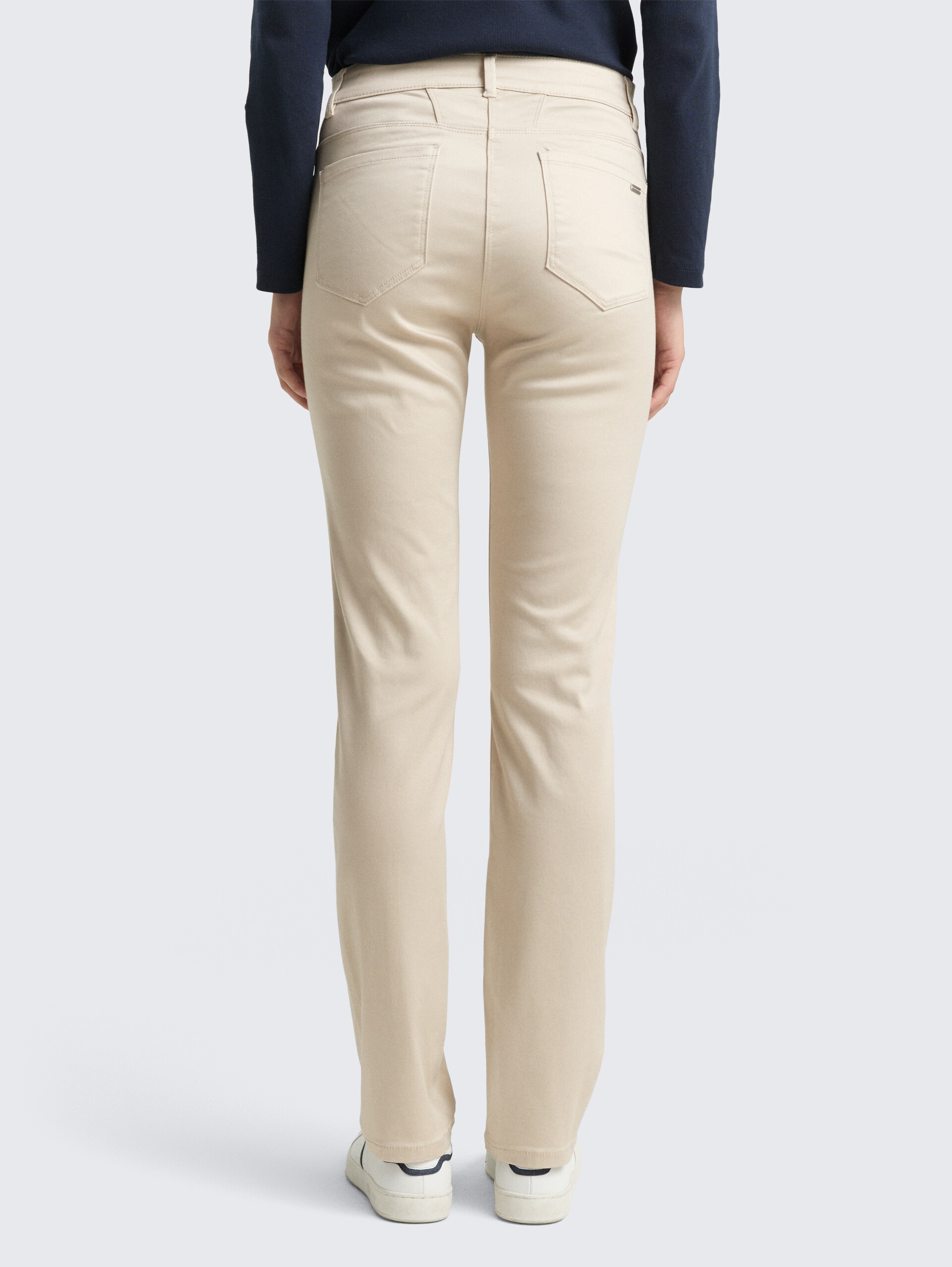 TTEDDA SLIM Hose - sand stone beige - Auschnitt Model-Rückansicht