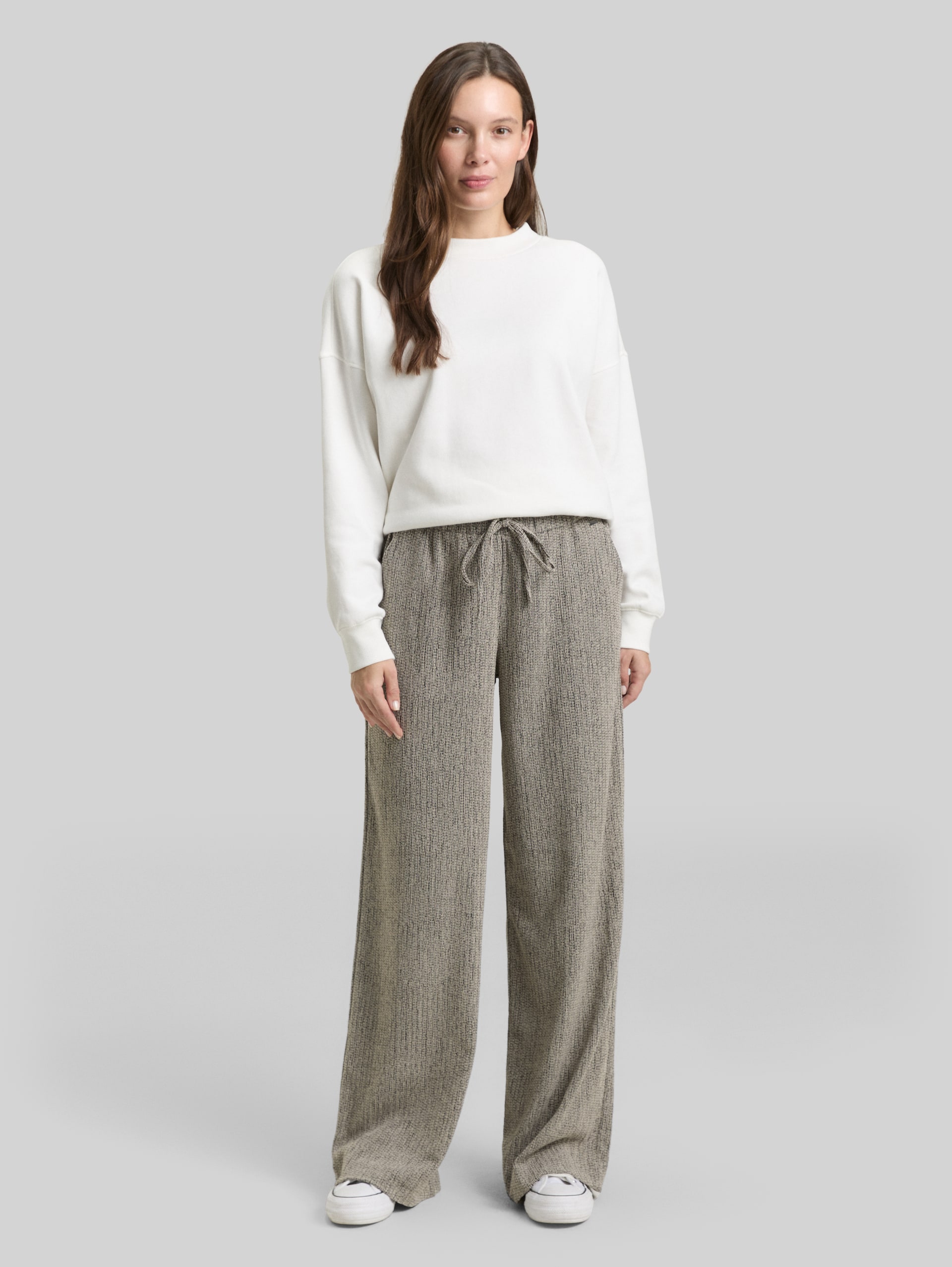 Loose wide trousers - beige black structure - Model front view
