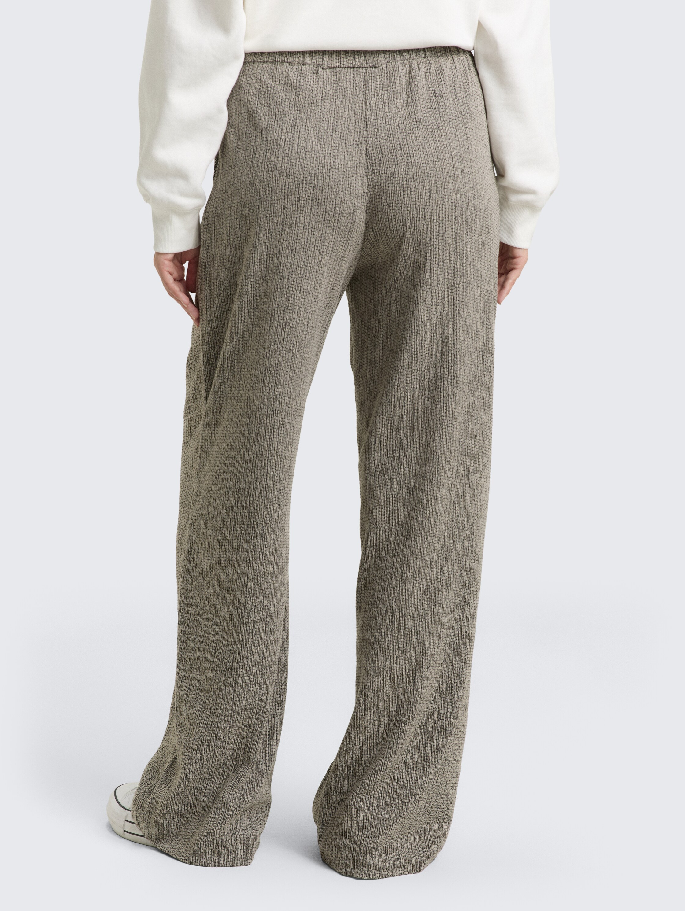 Loose Wide broek - beige black structure - Neklijn model-achteraanzicht