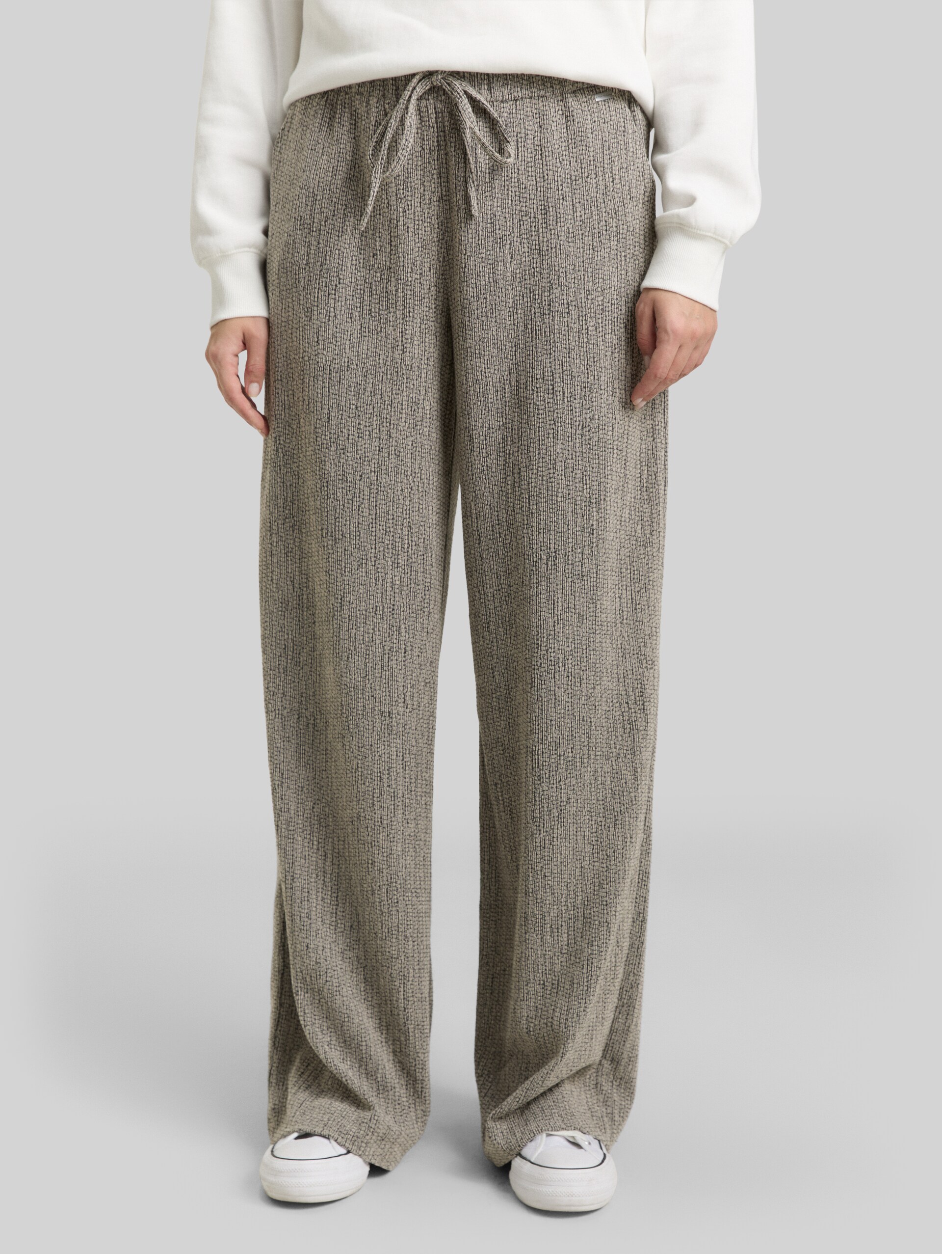 Loose wide trousers - beige black structure - Neckline model front view