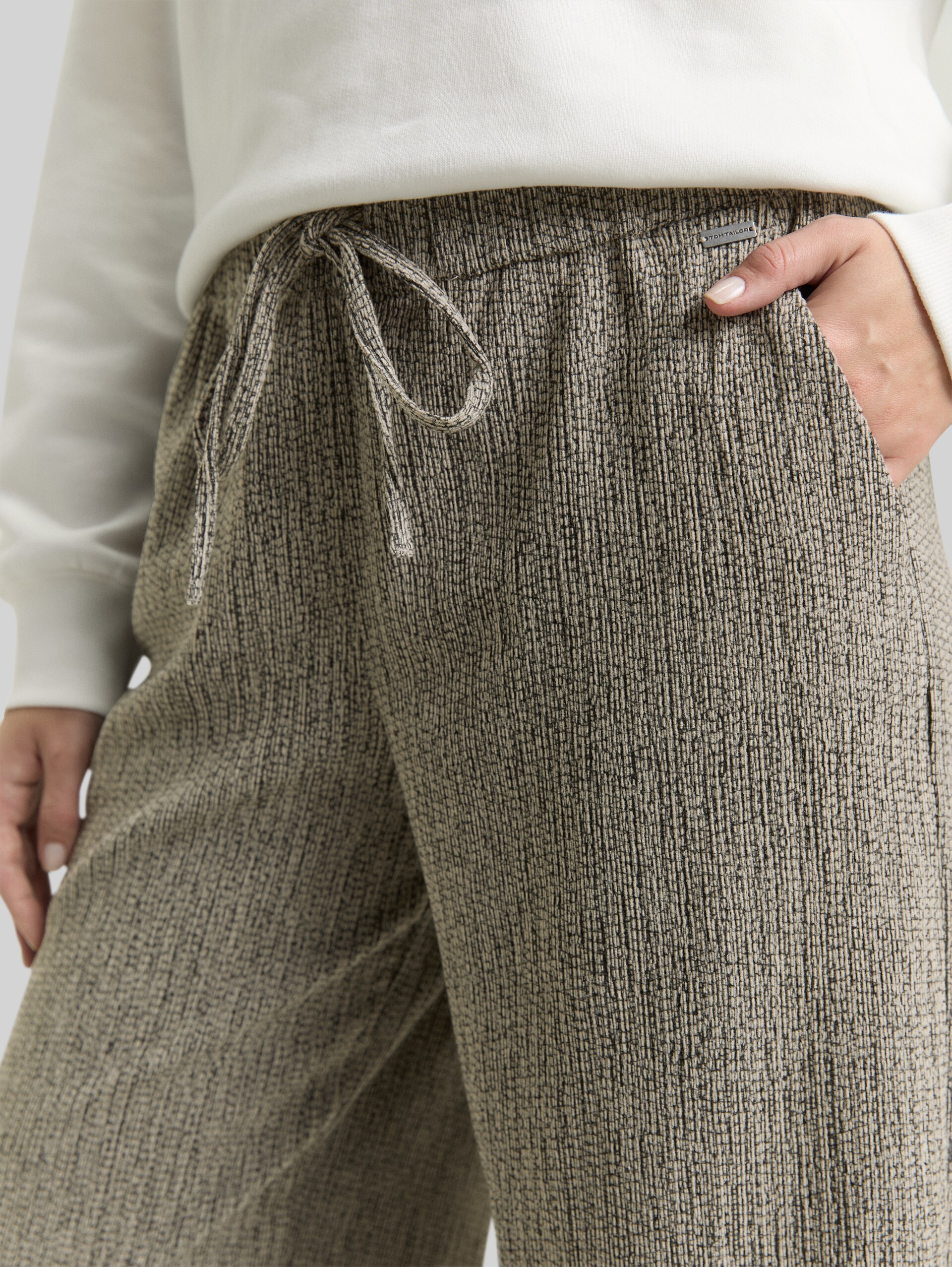 Loose wide trousers - beige black structure - Detail model view