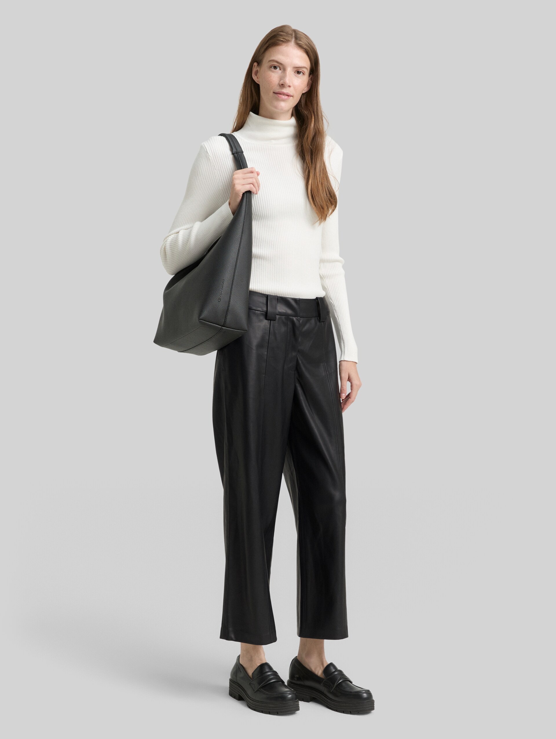 Culotte trousers in leather look - deep black - Model front view