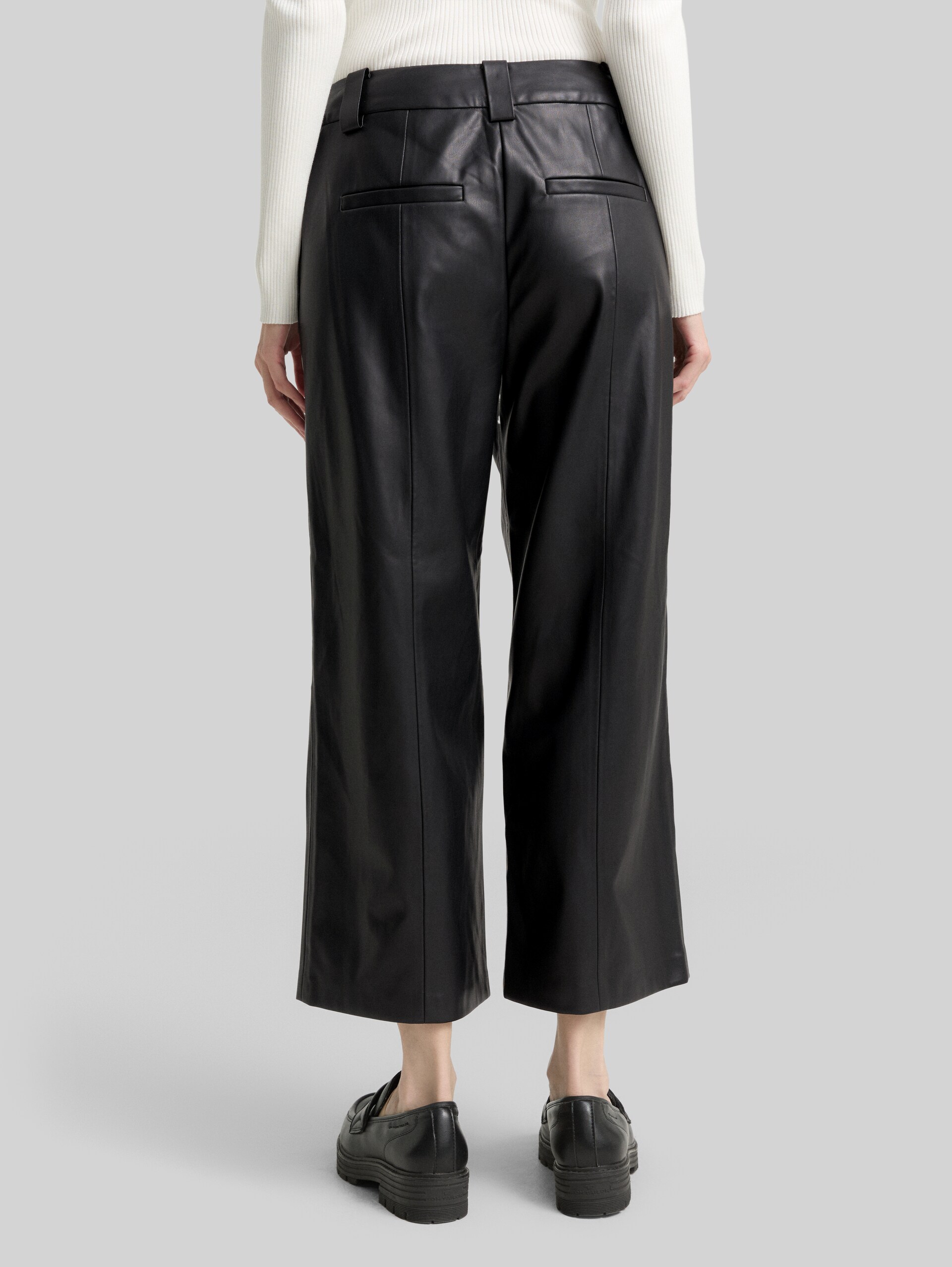 Culotte trousers in leather look - deep black - Neckline model-back view