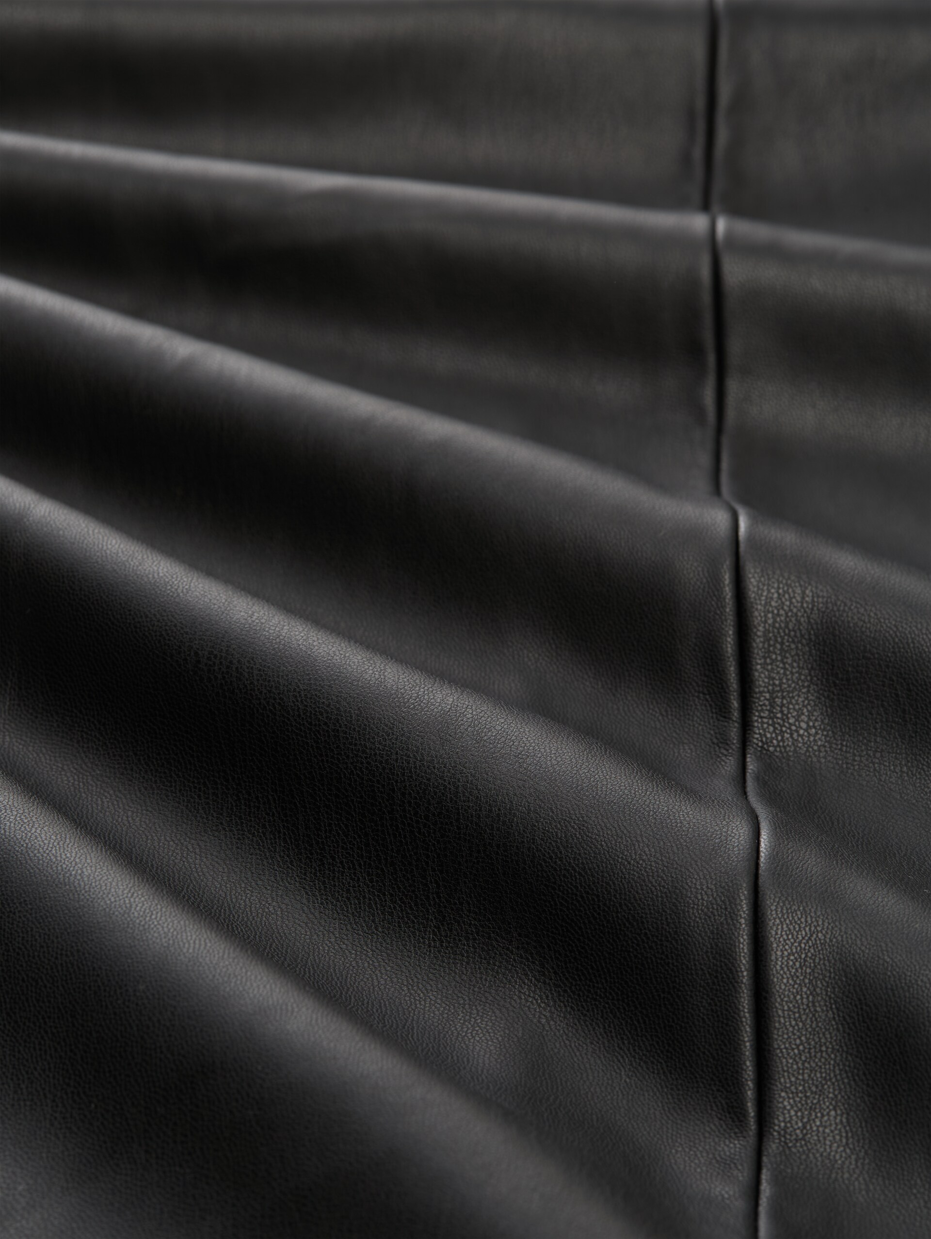 Culotte trousers in leather look - deep black - Material view