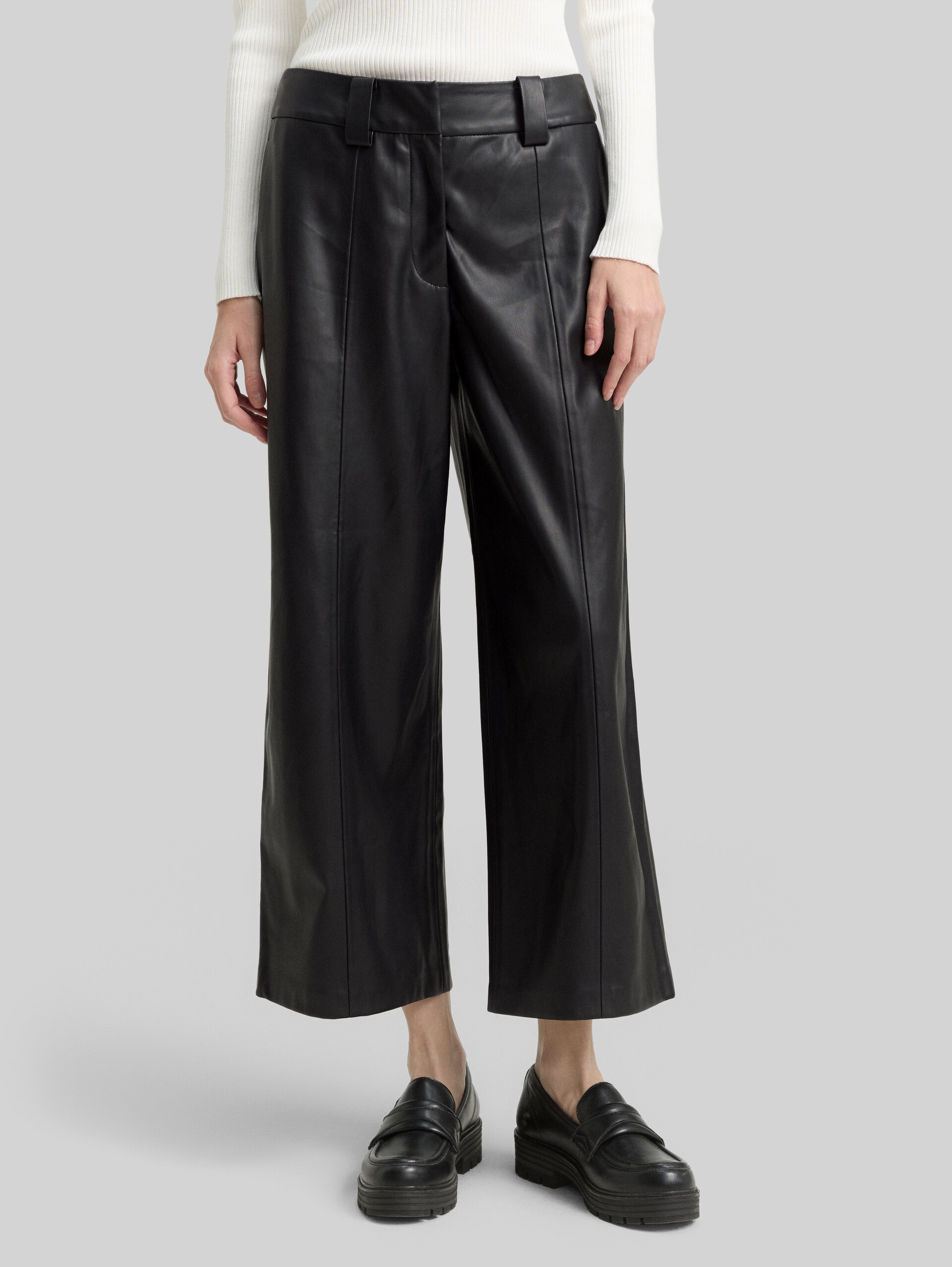 Culotte trousers in leather look - deep black - Neckline model front view