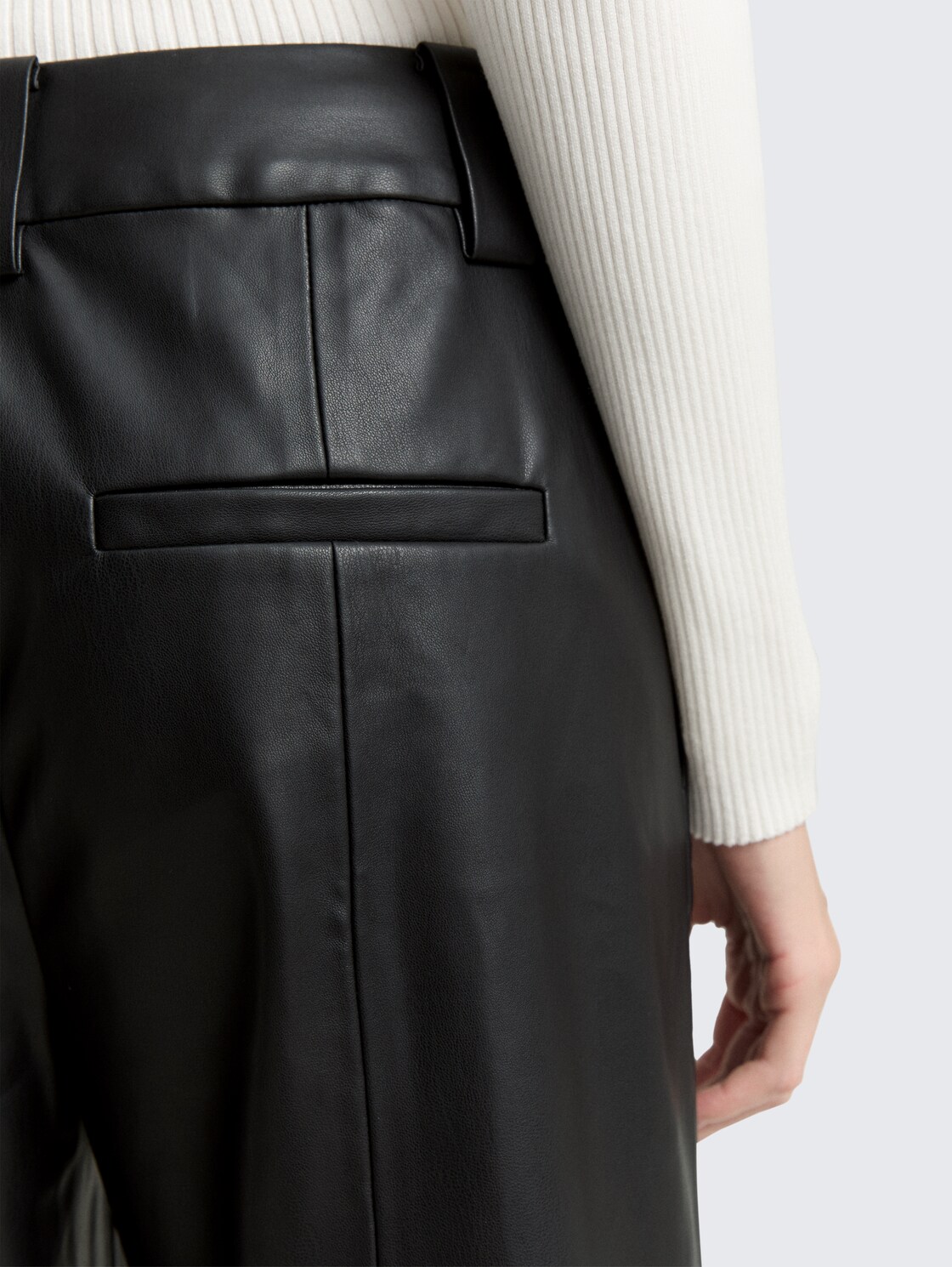 Culotte Hose in Lederoptik - deep black - Detail-Model-Ansicht