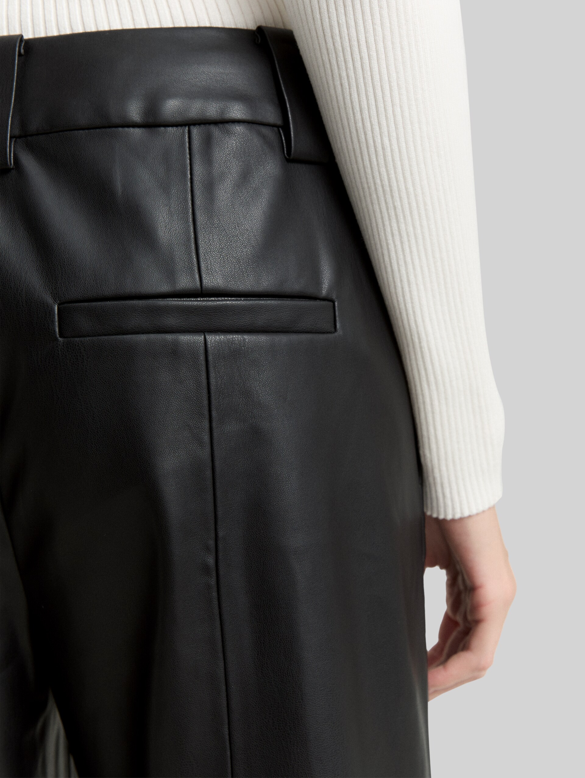 Culotte trousers in leather look - deep black - Detail model view