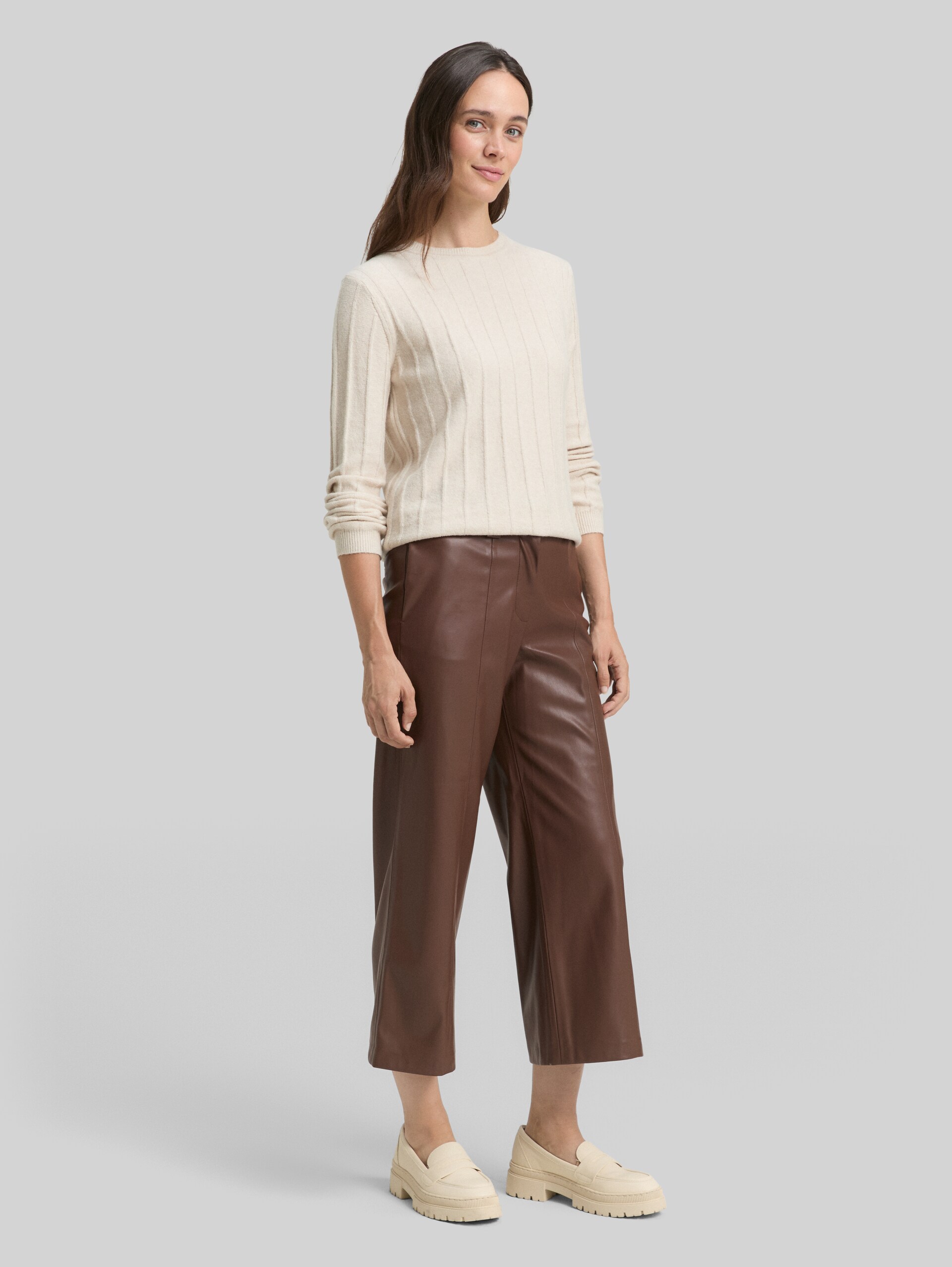 Culotte trousers in leather look - dark pecan brown - Model front view
