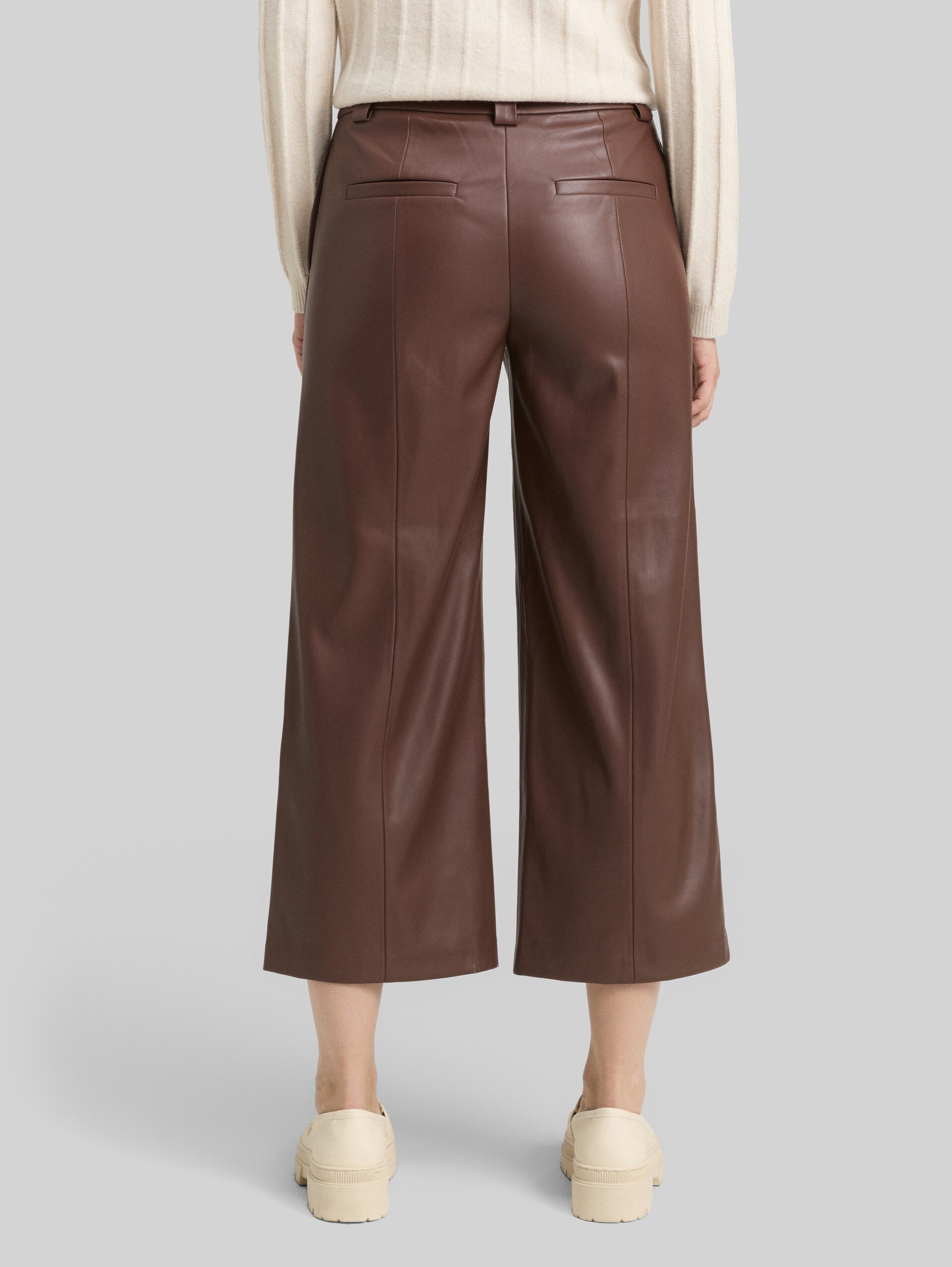 Culotte trousers in leather look - dark pecan brown - Neckline model-back view