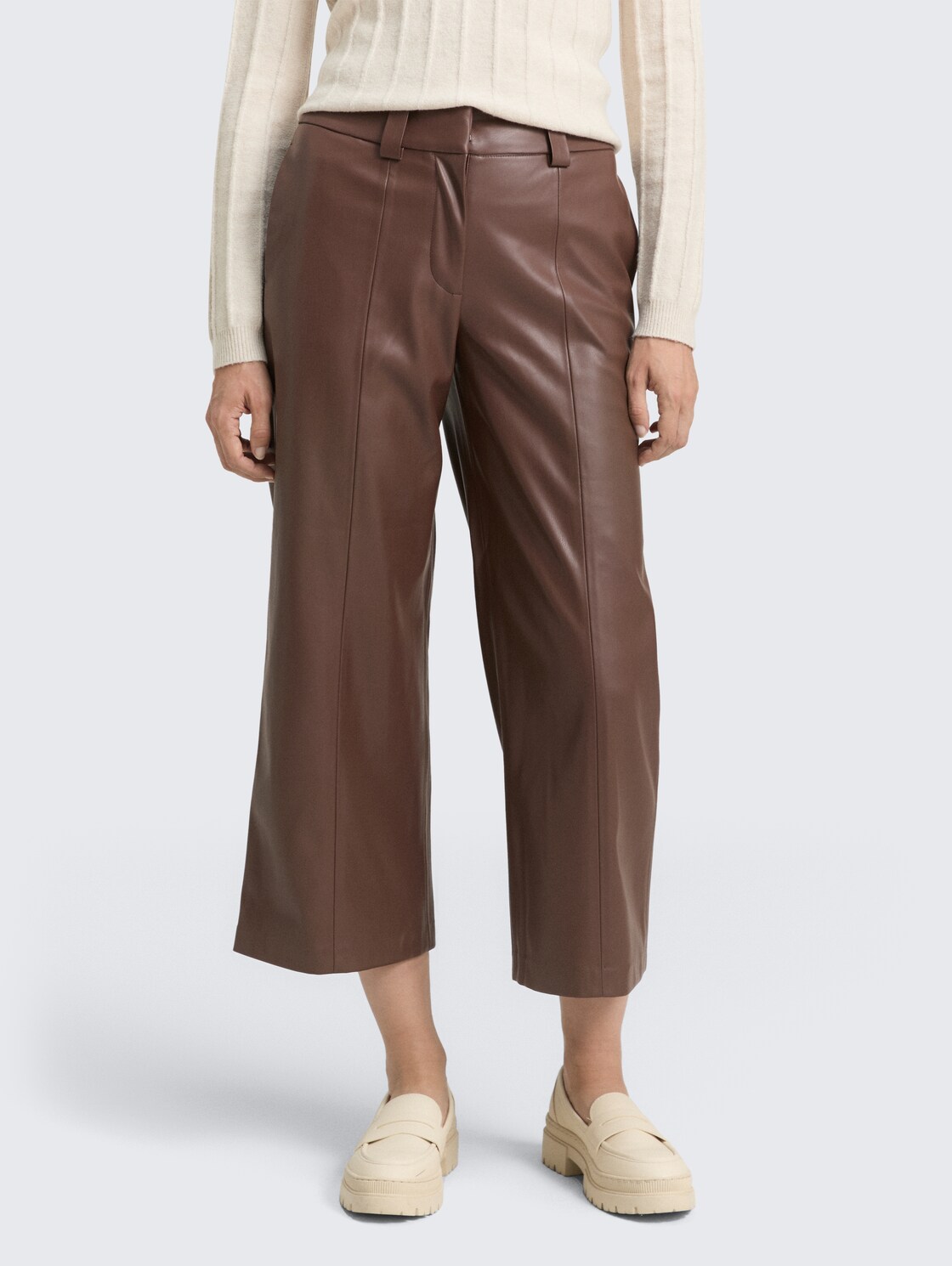Culotte Hose in Lederoptik - dark pecan brown - Ausschnitt Model-Vorderansicht