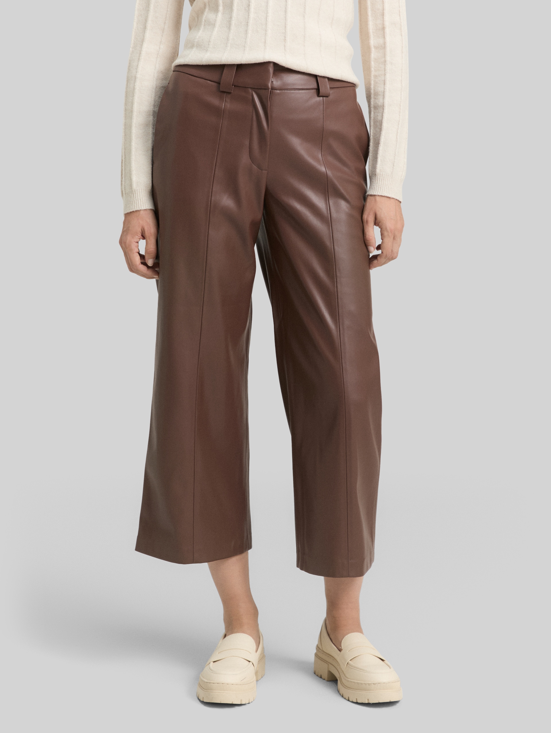 Culotte trousers in leather look - dark pecan brown - Neckline model front view