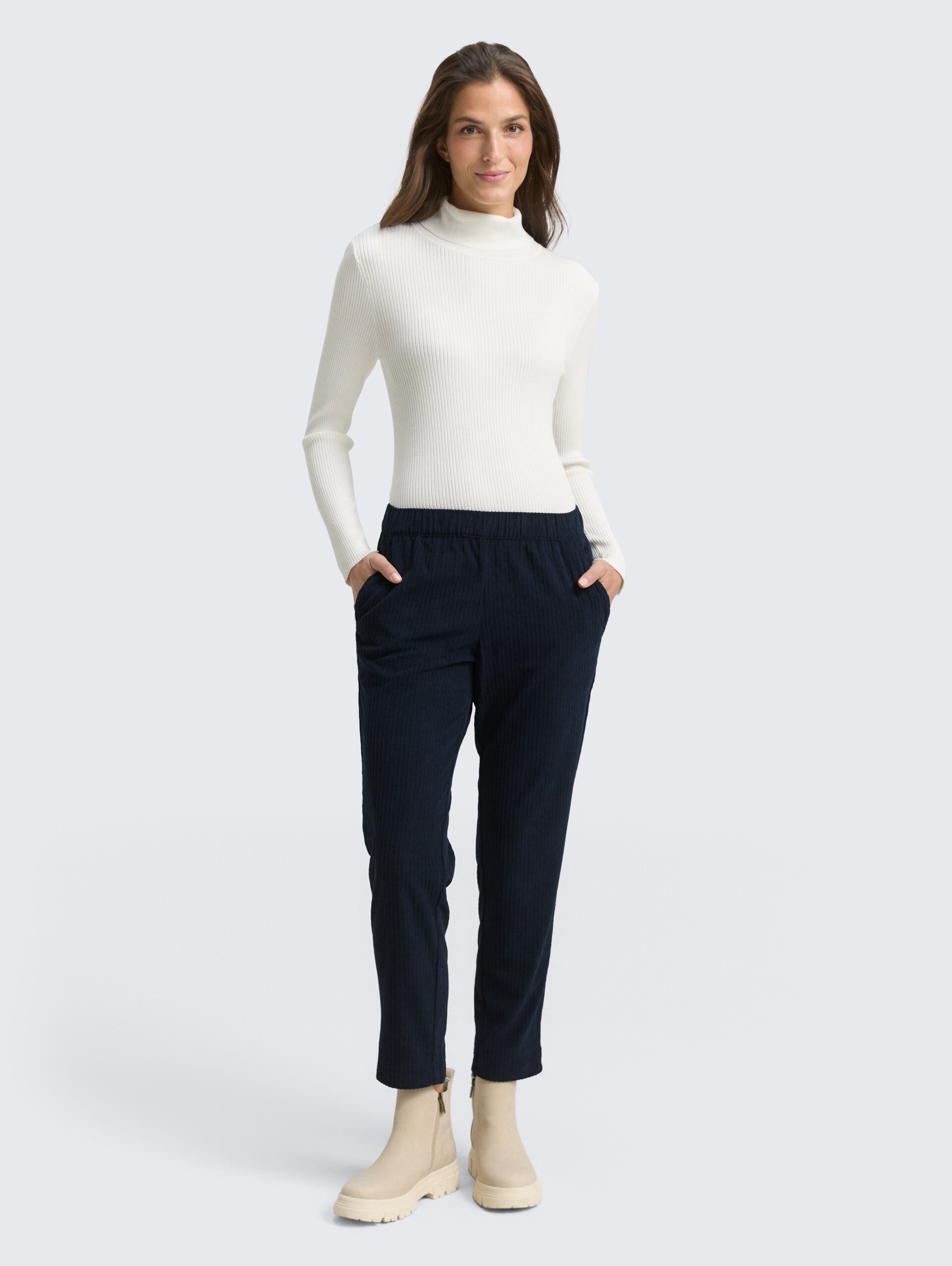 Loose Slim Cordhose - sky captain blue - Model-Vorderansicht