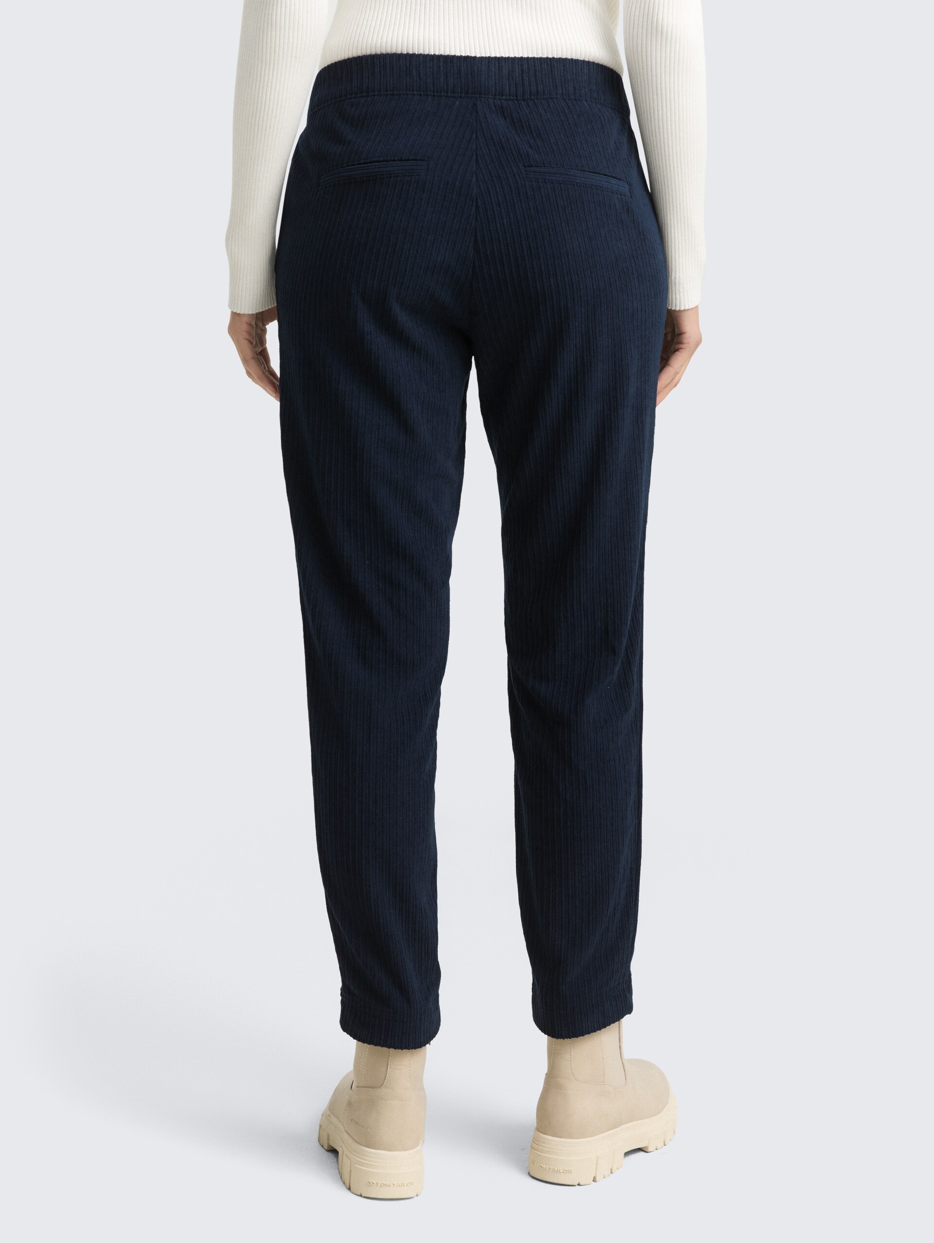 Loose Slim Cordhose - sky captain blue - Auschnitt Model-Rückansicht