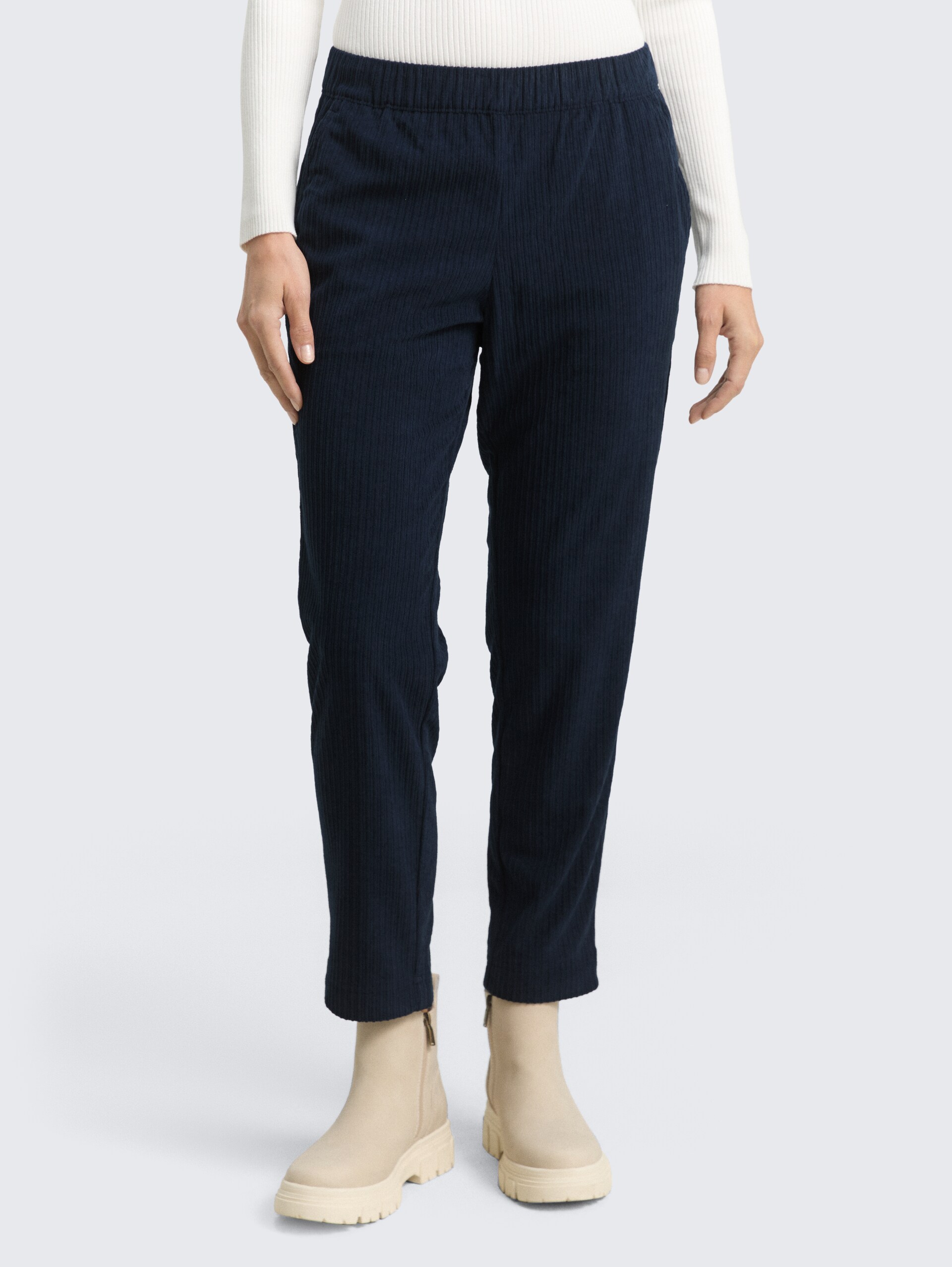 Loose Slim Cordhose - sky captain blue - Ausschnitt Model-Vorderansicht