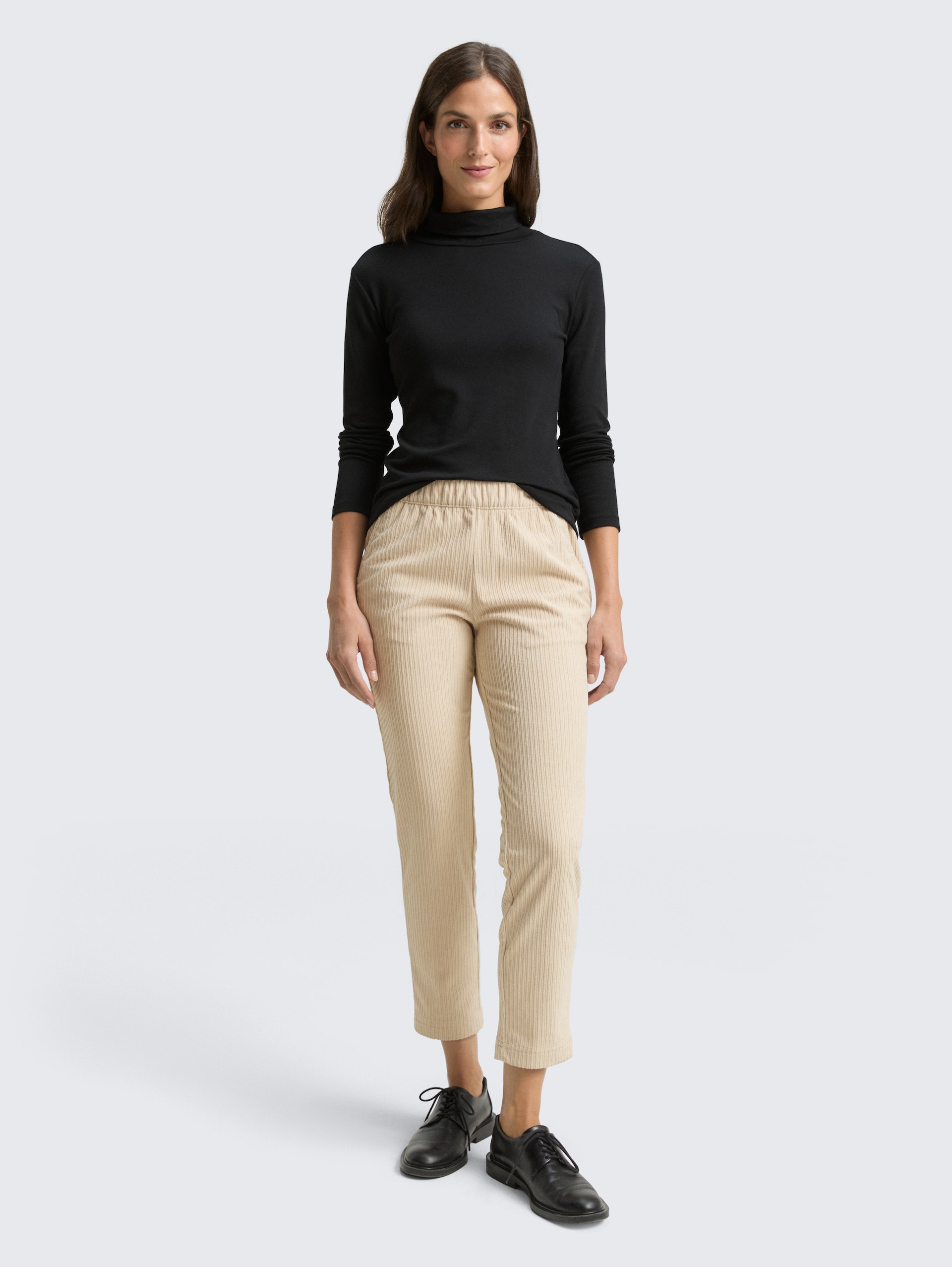Loose Slim Cordhose - sand stone beige - Model-Vorderansicht