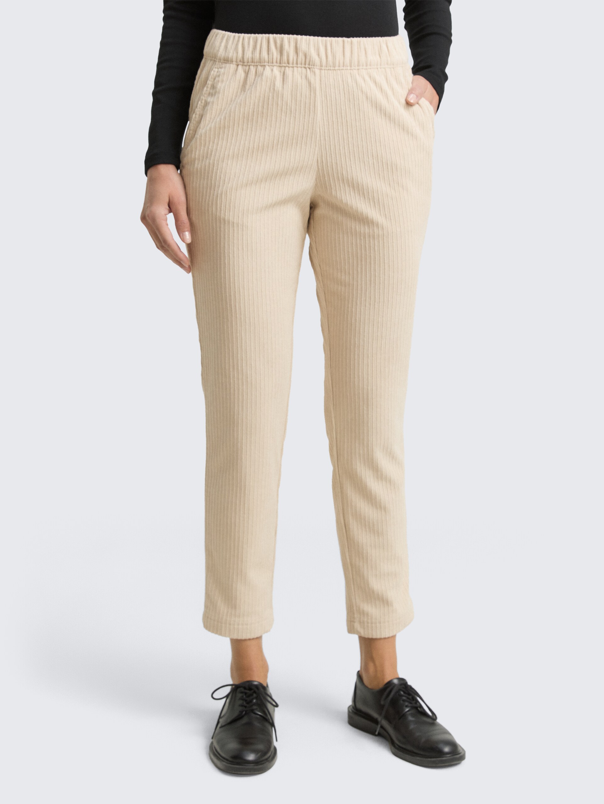 Loose Slim Cordhose - sand stone beige - Ausschnitt Model-Vorderansicht