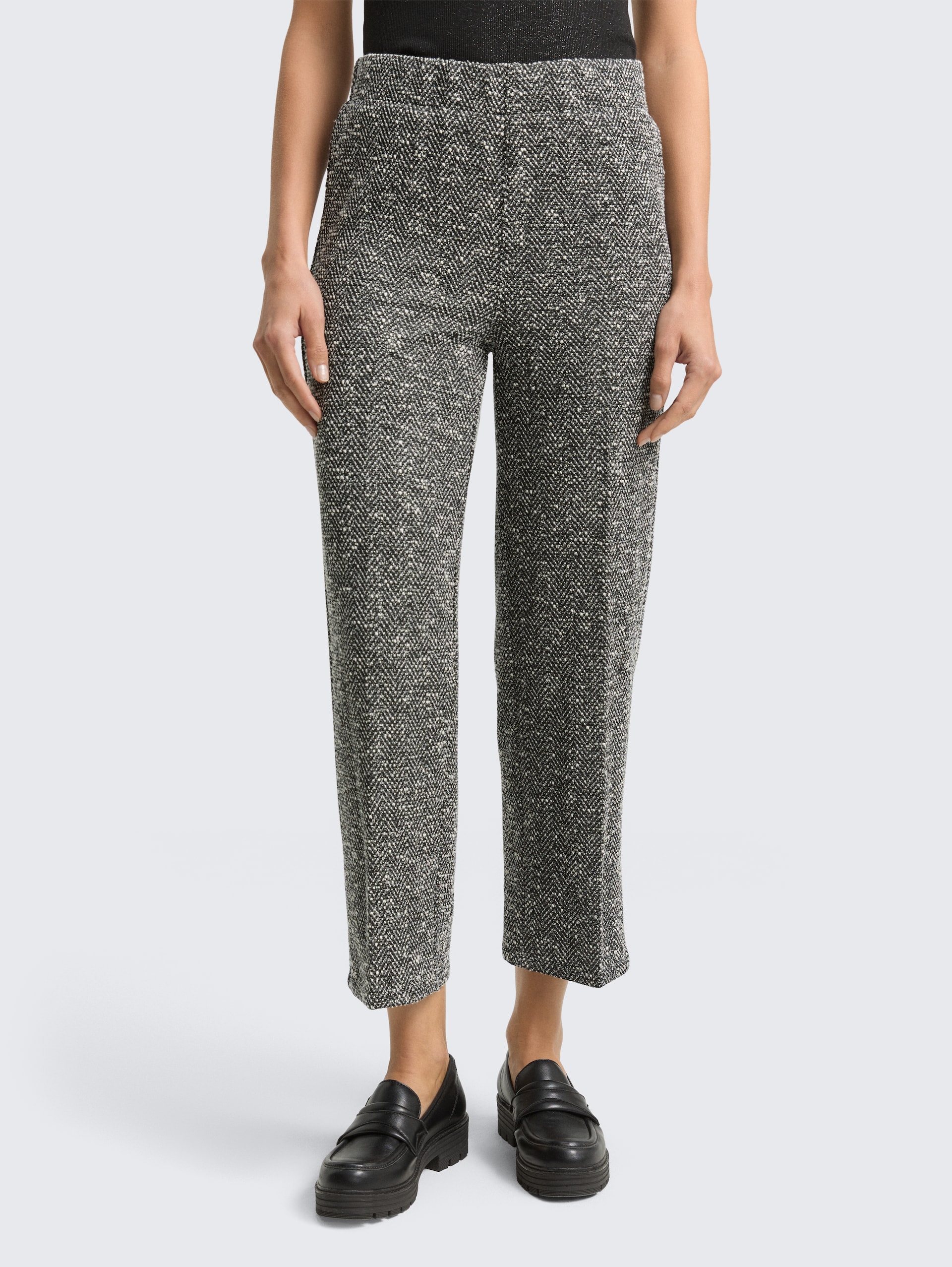 TTLEA Straight Bouclé Hose - salt pepper boucle structure - Ausschnitt Model-Vorderansicht
