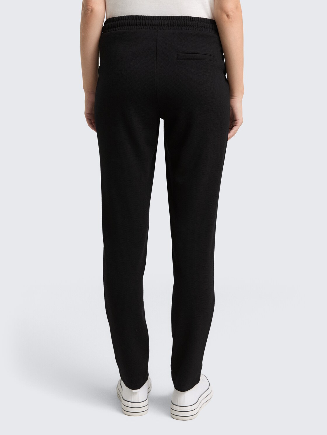 Loose Slim Jacquard Hose mit Kordelzug - deep black - Auschnitt Model-Rückansicht