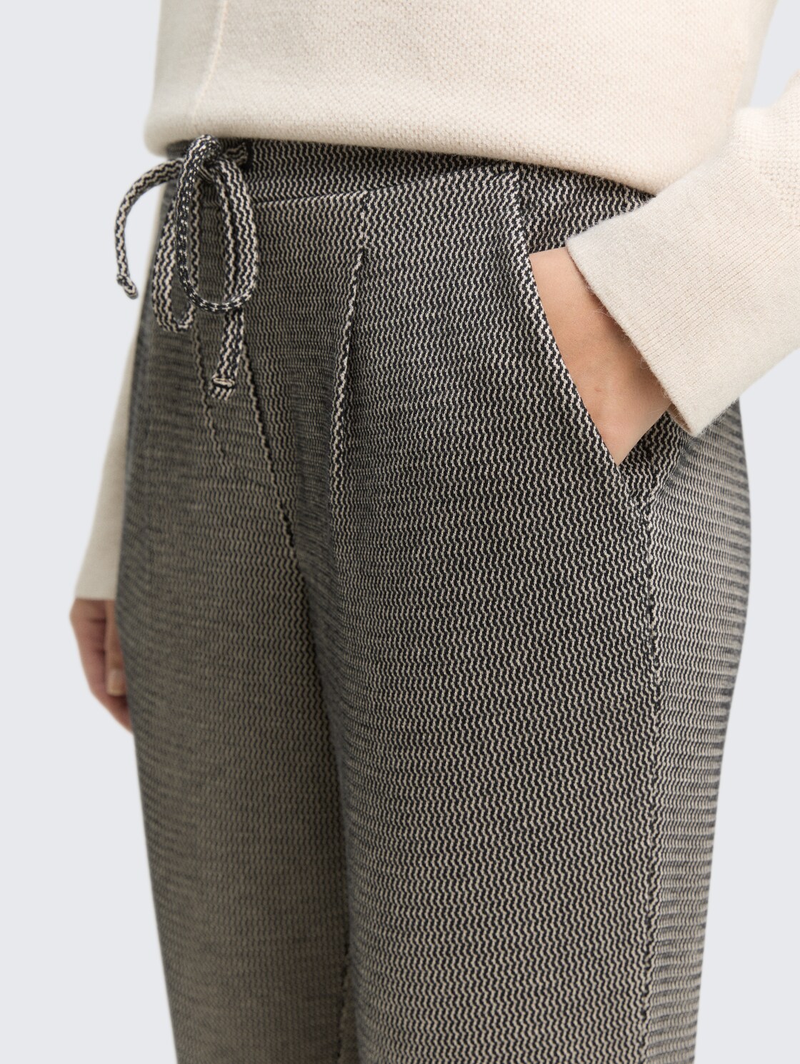 Loose Slim Jacquard Hose mit Kordelzug - black beige wave structure - Detail-Model-Ansicht