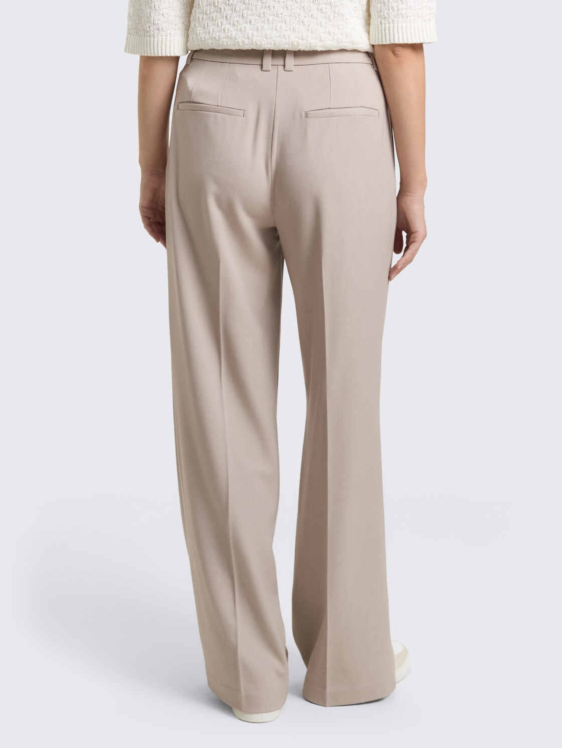 TTLEA WIDE Hose mit Bügelfalte - soft taupe grey melange - Auschnitt Model-Rückansicht