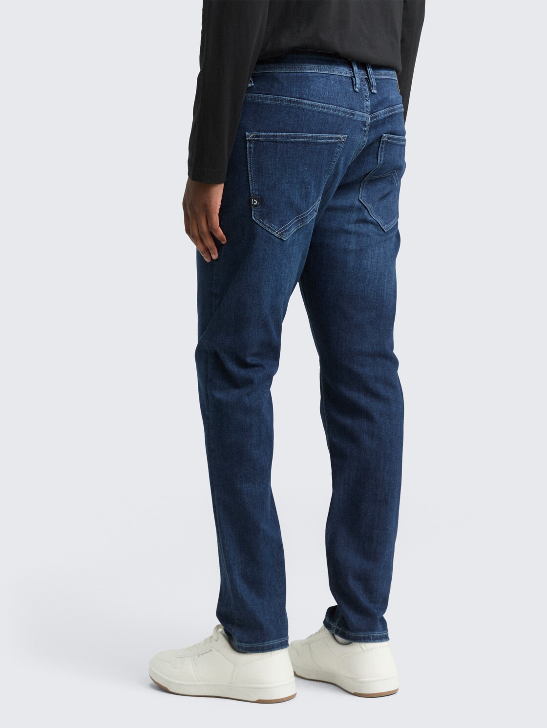 TTBRYDEN TAPERED Jeans mit Stretch - mid stone bright blue denim - Auschnitt Model-Rückansicht