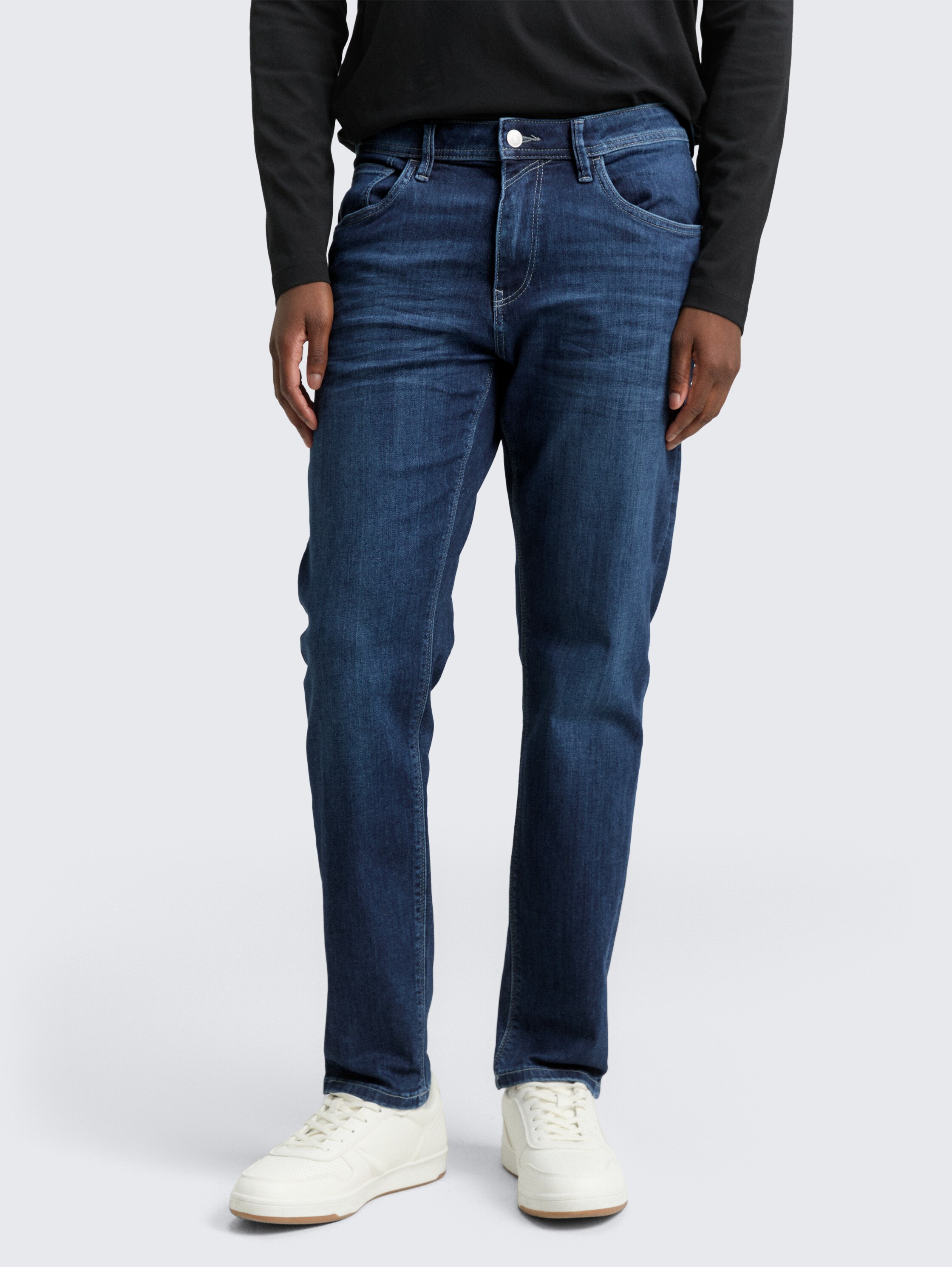 TTBRYDEN TAPERED jeans with stretch - mid stone bright blue denim - Neckline model front view