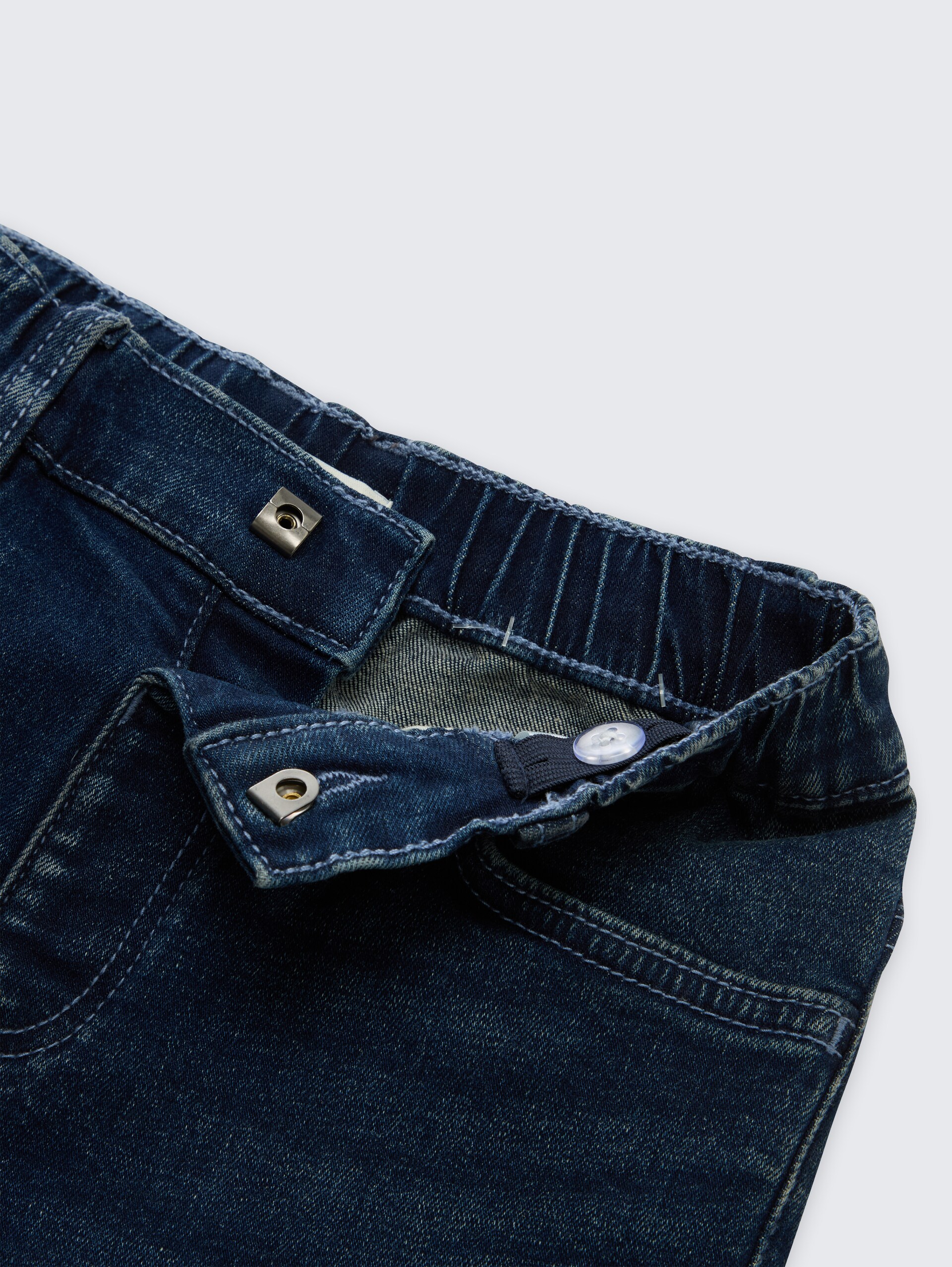 Relaxed Fit Jeans mit Stretch - Used Dark Stone Blue Denim - Detail-Model-Ansicht