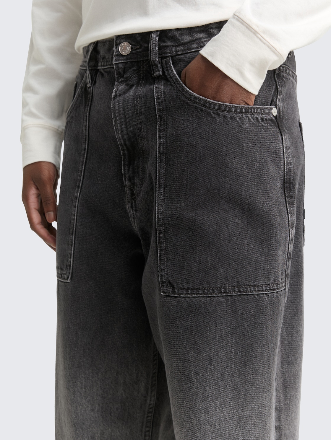 TTELLIOT BAGGY Jeans - black grey gradient denim - Detail-Model-Ansicht