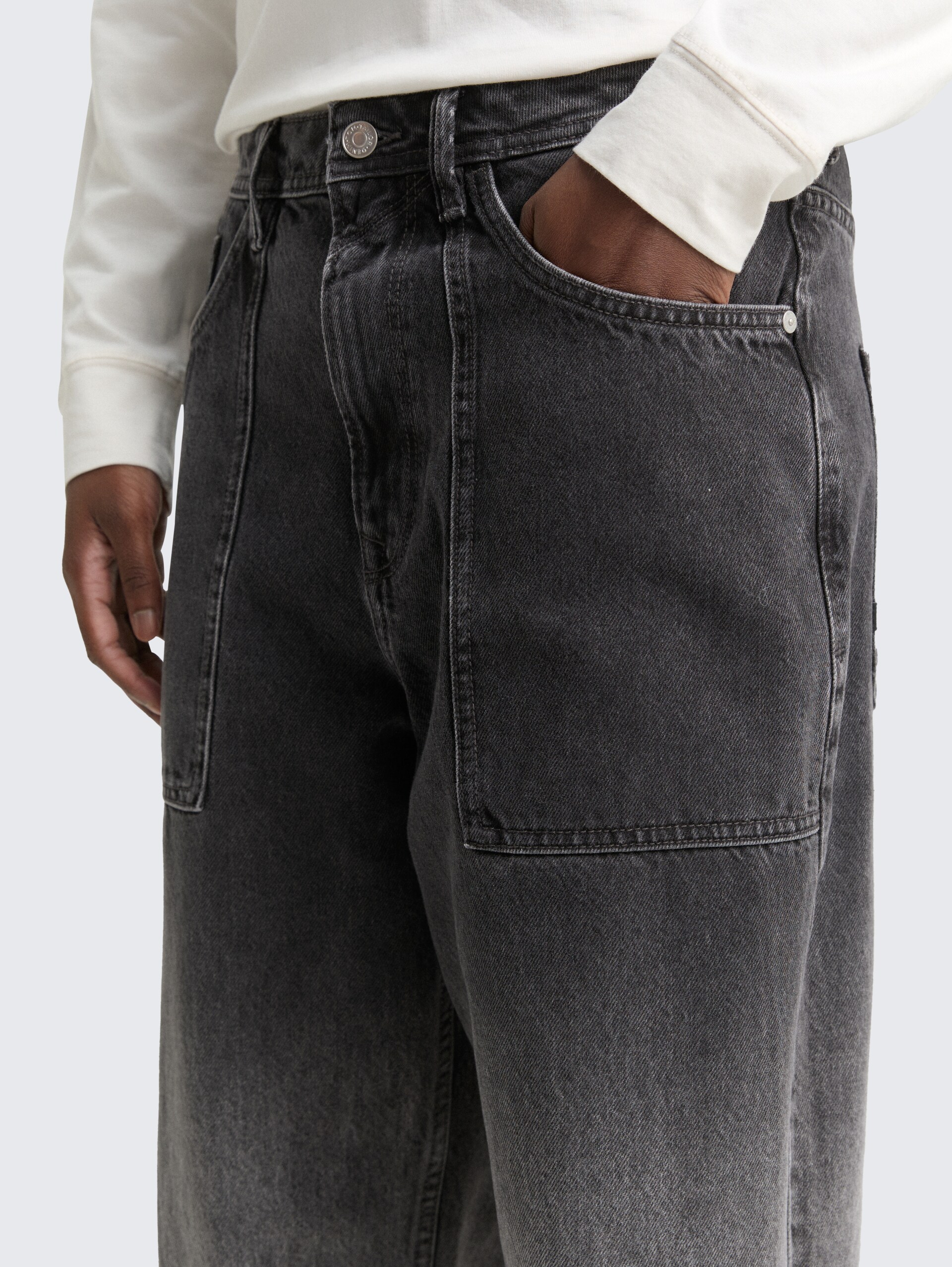TTELLIOT BAGGY Jeans - black grey gradient denim - Detail-Model-Ansicht