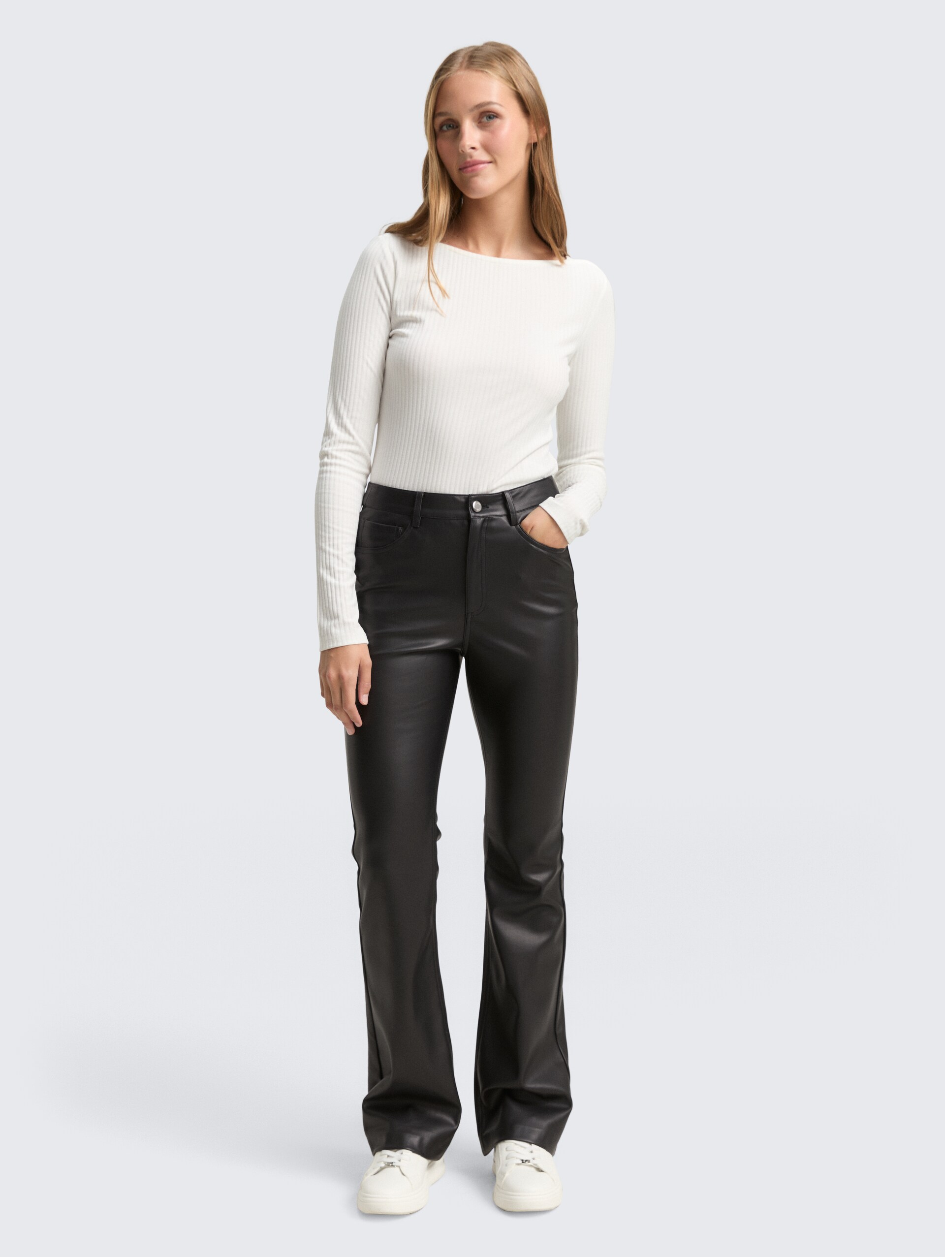 Flared Hose in Lederoptik - deep black - Model-Vorderansicht