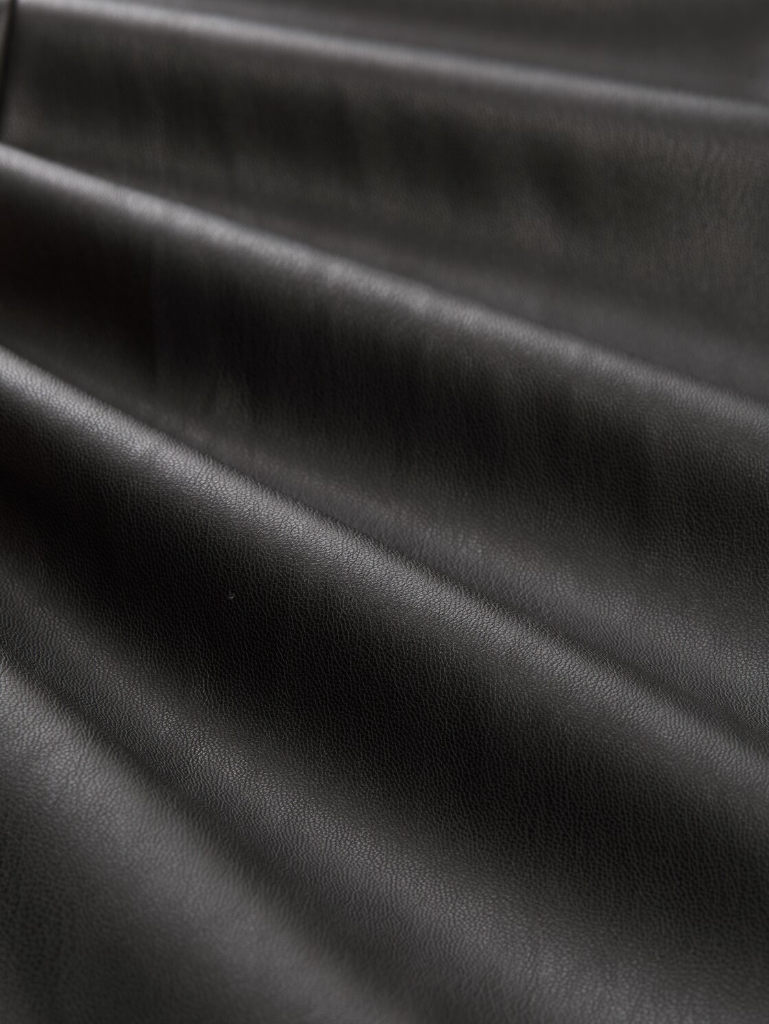 Flared Hose in Lederoptik - deep black - Material-Ansicht