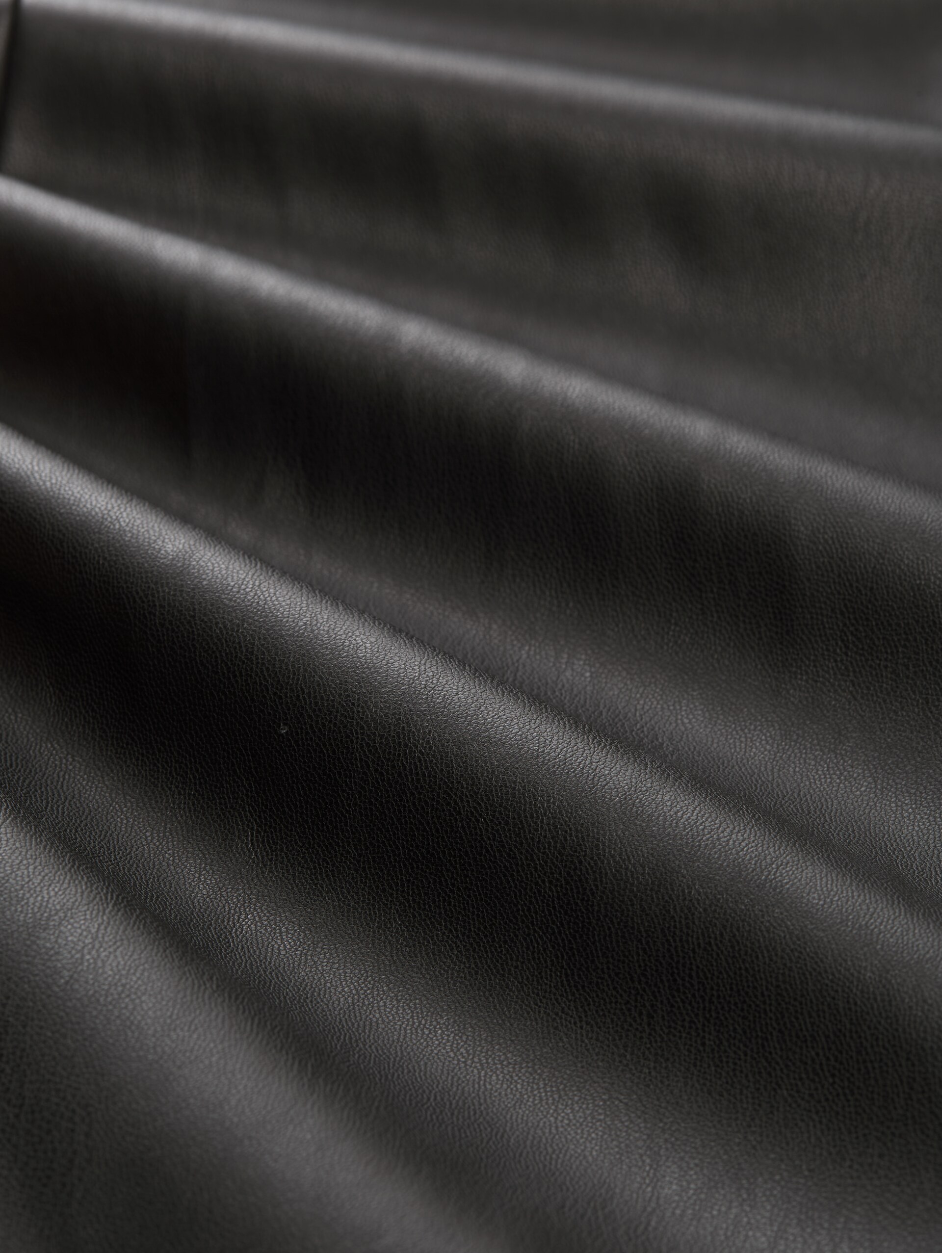 Flared Hose in Lederoptik - deep black - Material-Ansicht